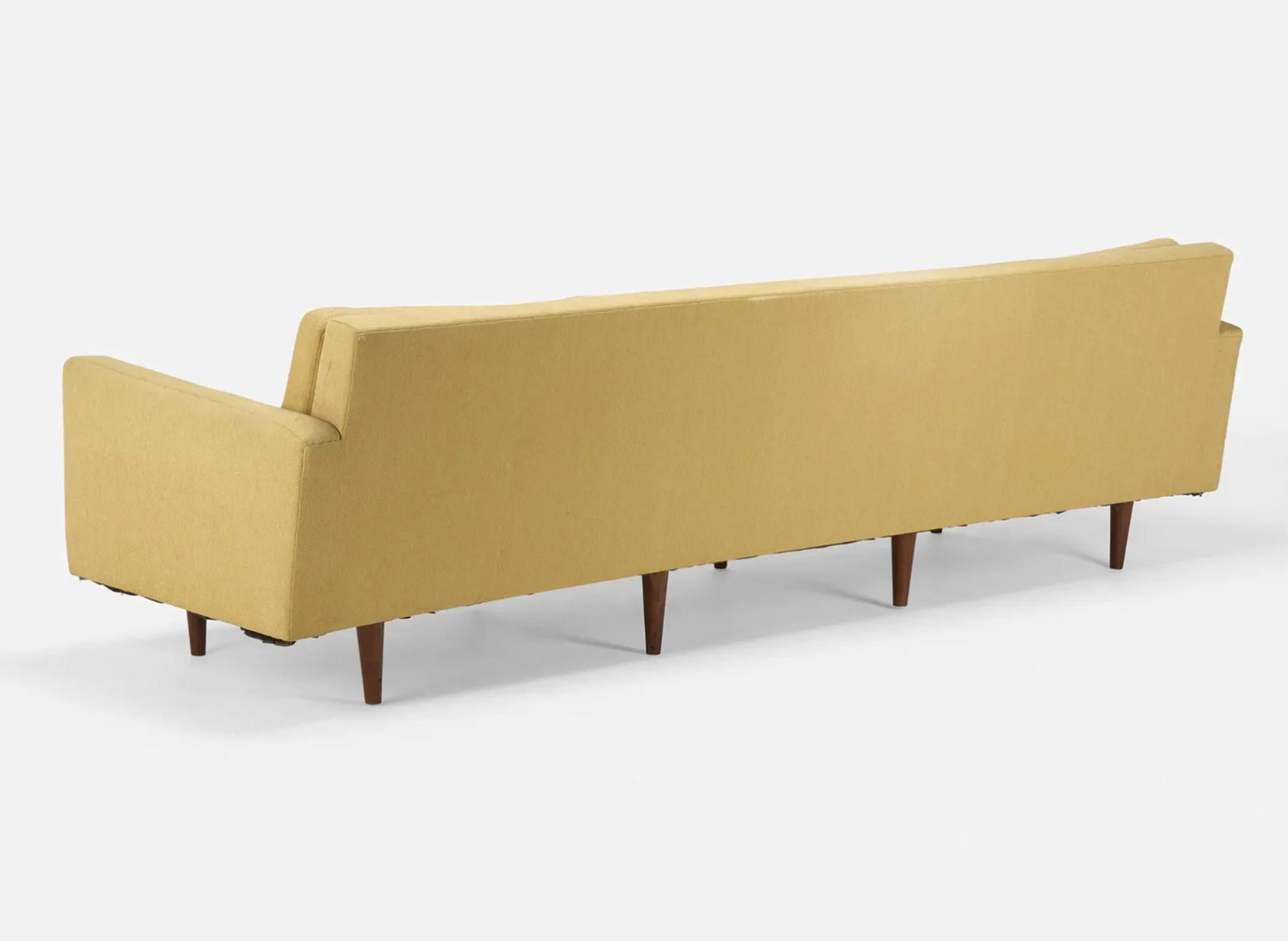 Danois Long canapé danois moderne du milieu du siècle conçu par Johannes Aasbjerg, pieds en teck en vente