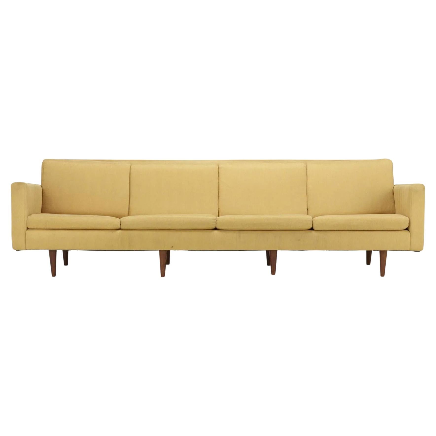 Dänisches modernes langes Mid-Century-Sofa, entworfen von Johannes Aasbjerg, Teakholzbeine im Angebot