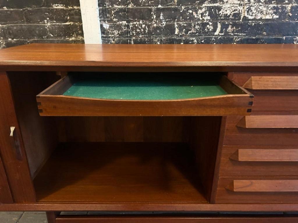 Credenza danese moderna di metà secolo in teak lungo con ante a tamburo Kofod Larsen in vendita 2