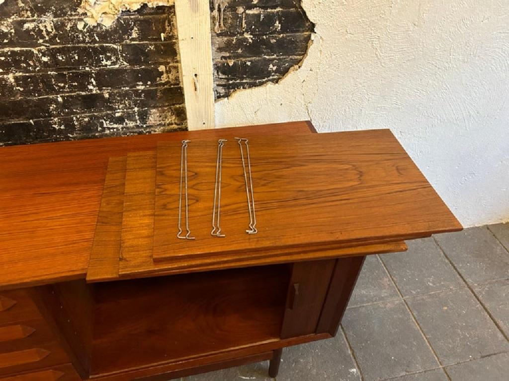 Credenza danese moderna di metà secolo in teak lungo con ante a tamburo Kofod Larsen in vendita 3