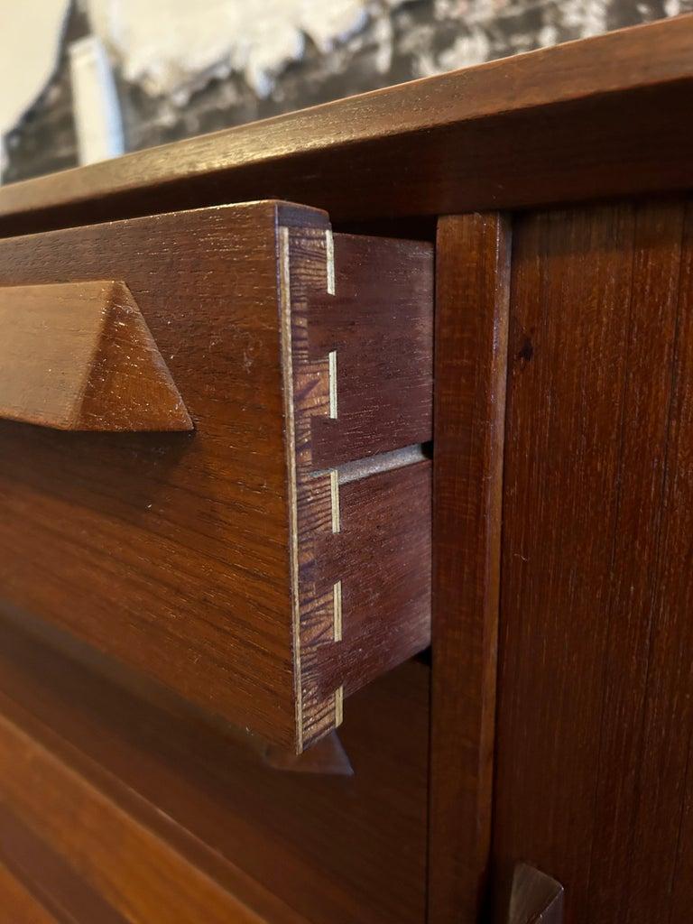 Credenza danese moderna di metà secolo in teak lungo con ante a tamburo Kofod Larsen in vendita 4