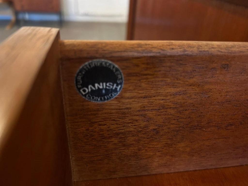 Credenza danese moderna di metà secolo in teak lungo con ante a tamburo Kofod Larsen in vendita 5