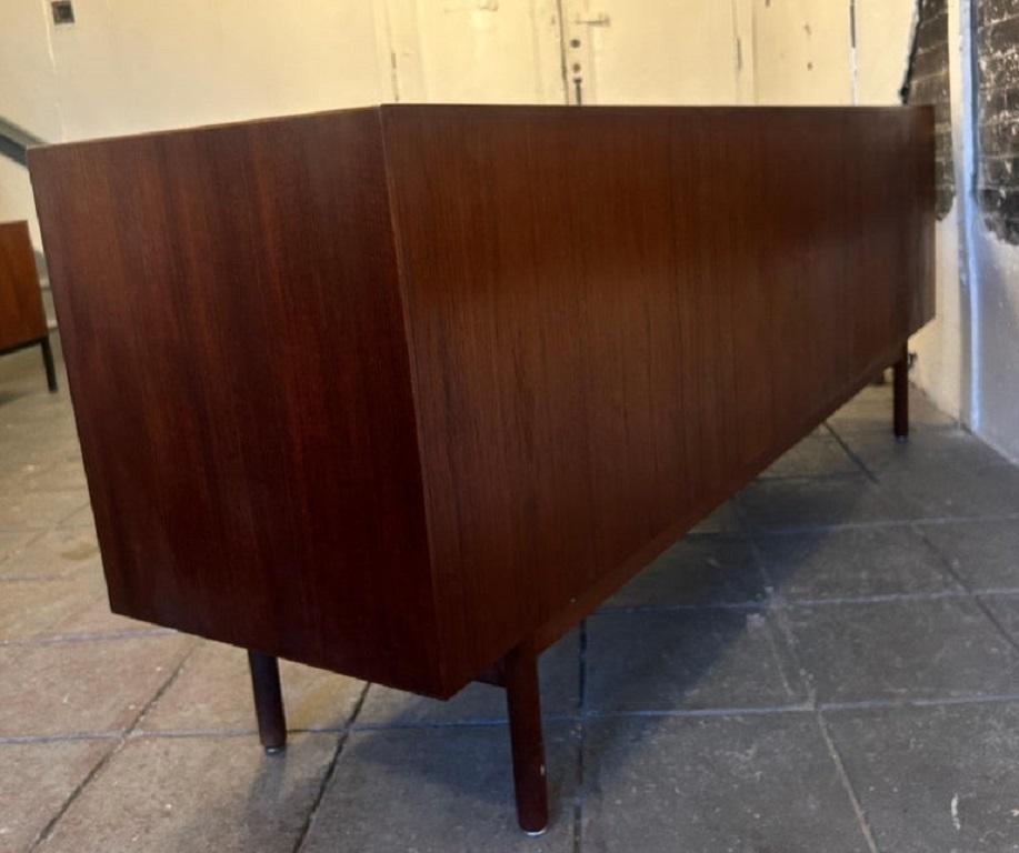 Credenza danese moderna di metà secolo in teak lungo con ante a tamburo Kofod Larsen in vendita 6