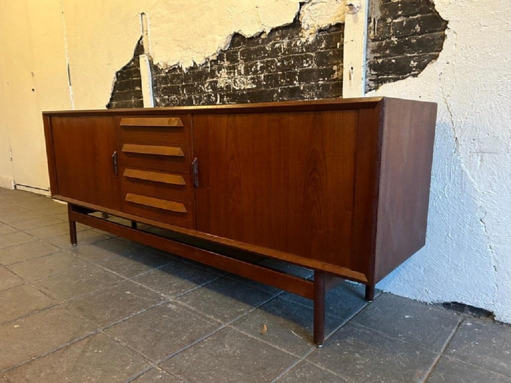 Danese Credenza danese moderna di metà secolo in teak lungo con ante a tamburo Kofod Larsen in vendita