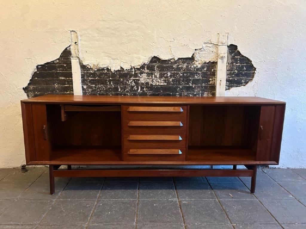 Falegnameria Credenza danese moderna di metà secolo in teak lungo con ante a tamburo Kofod Larsen in vendita