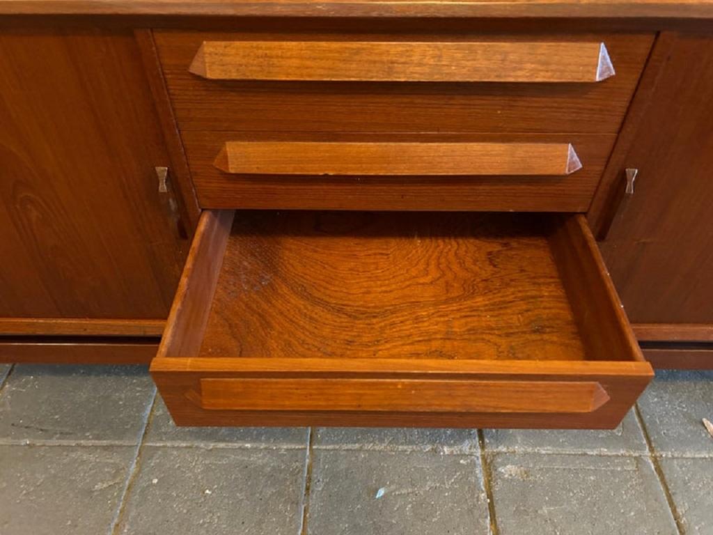 Credenza danese moderna di metà secolo in teak lungo con ante a tamburo Kofod Larsen In condizioni buone in vendita a Brooklyn, NY