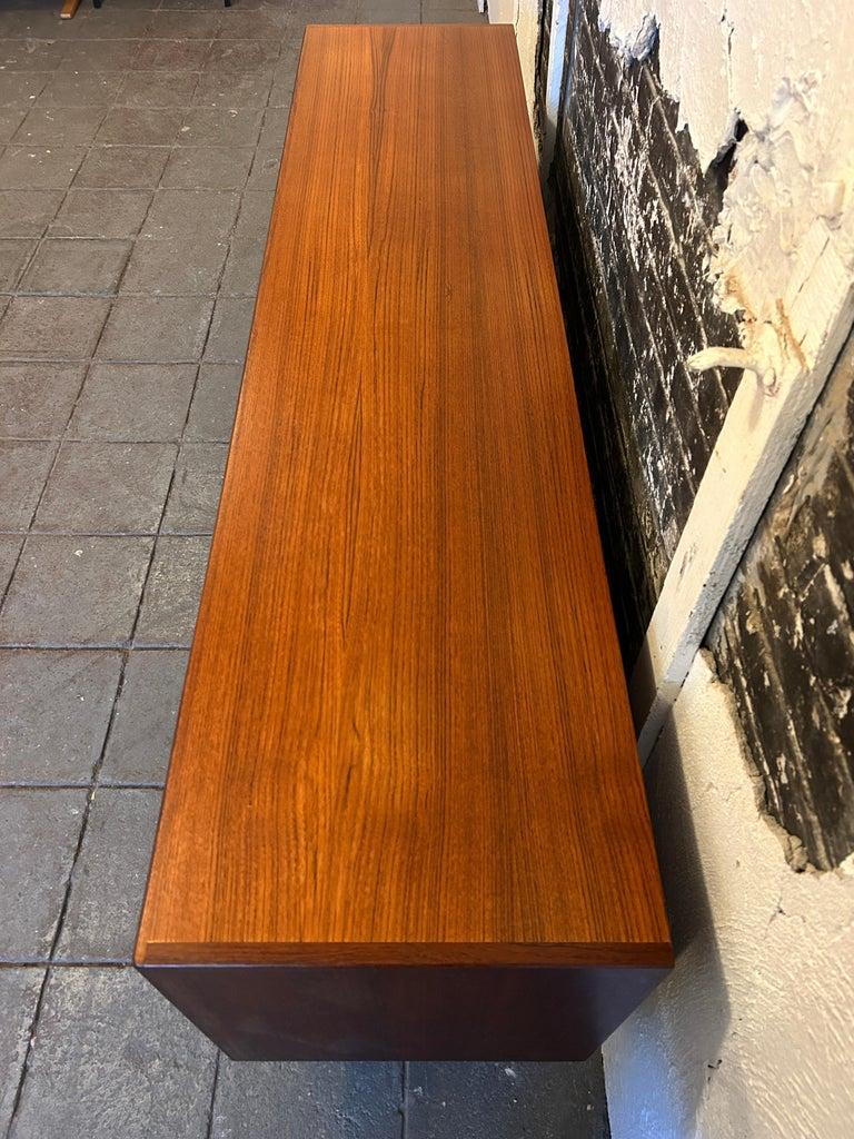 Metà XX secolo Credenza danese moderna di metà secolo in teak lungo con ante a tamburo Kofod Larsen in vendita