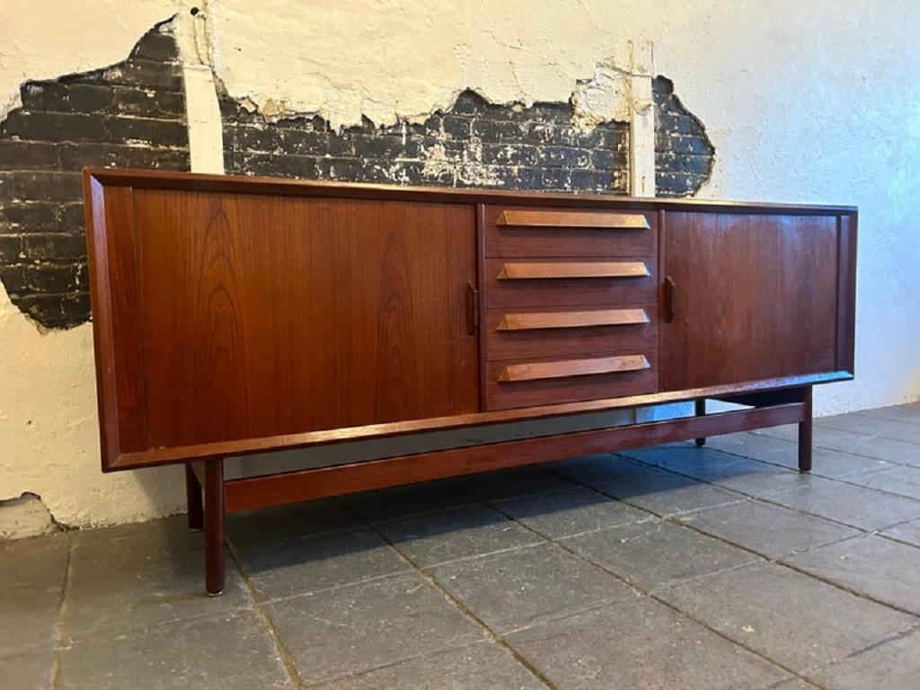 Legno Credenza danese moderna di metà secolo in teak lungo con ante a tamburo Kofod Larsen in vendita