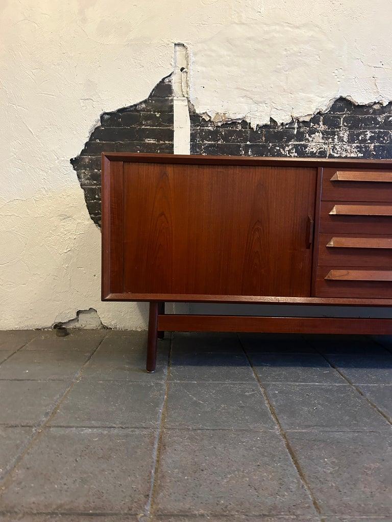 Credenza danese moderna di metà secolo in teak lungo con ante a tamburo Kofod Larsen in vendita 1