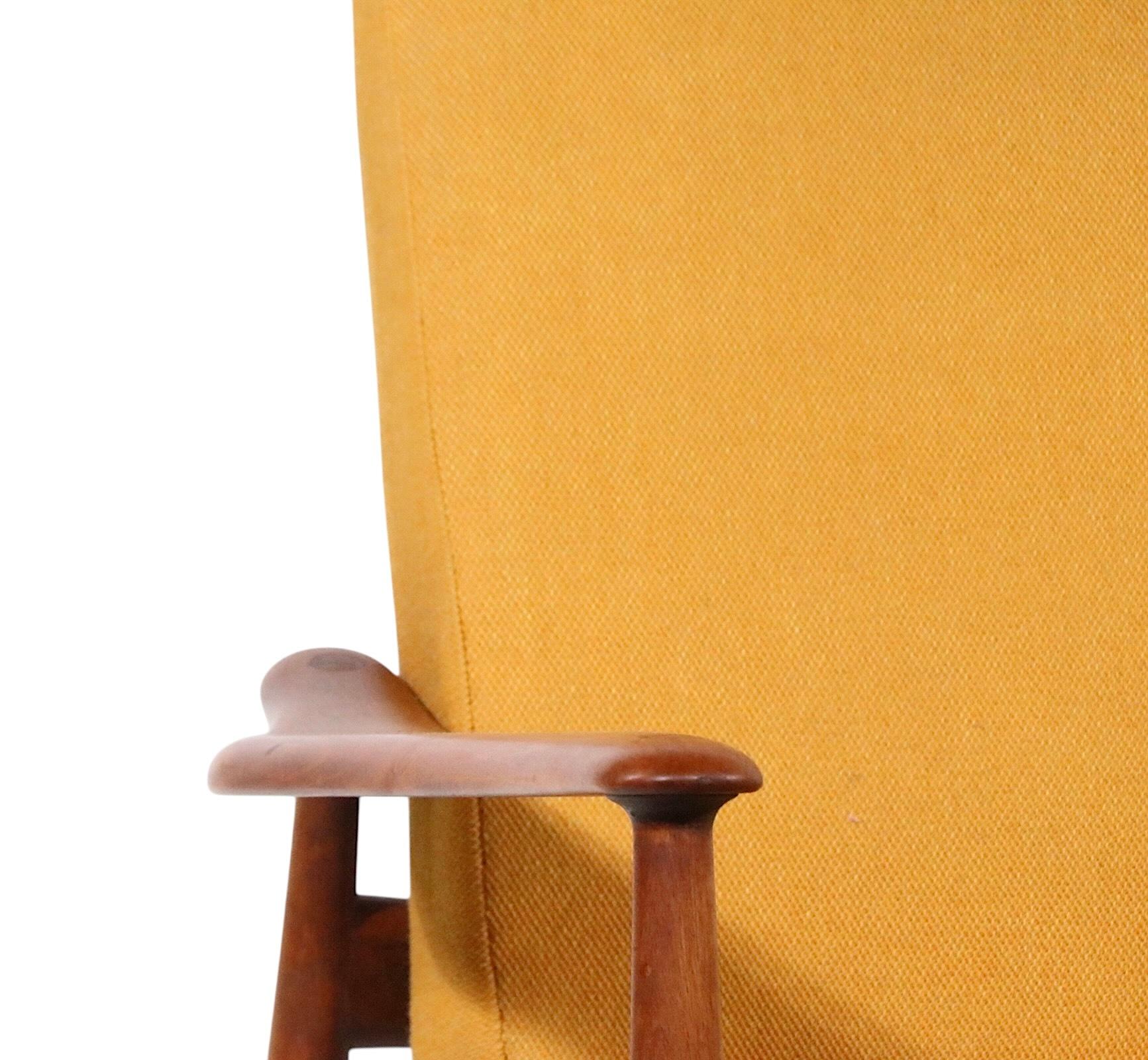Sofisticado, elegante y raro sillón moderno danés de mediados de siglo, de Arne Vodder, para France & Daverkosen, fabricado en Dinamarca, hacia la década de 1950. 
 La silla está en muy buen estado, original, limpia y lista para usar, mostrando sólo