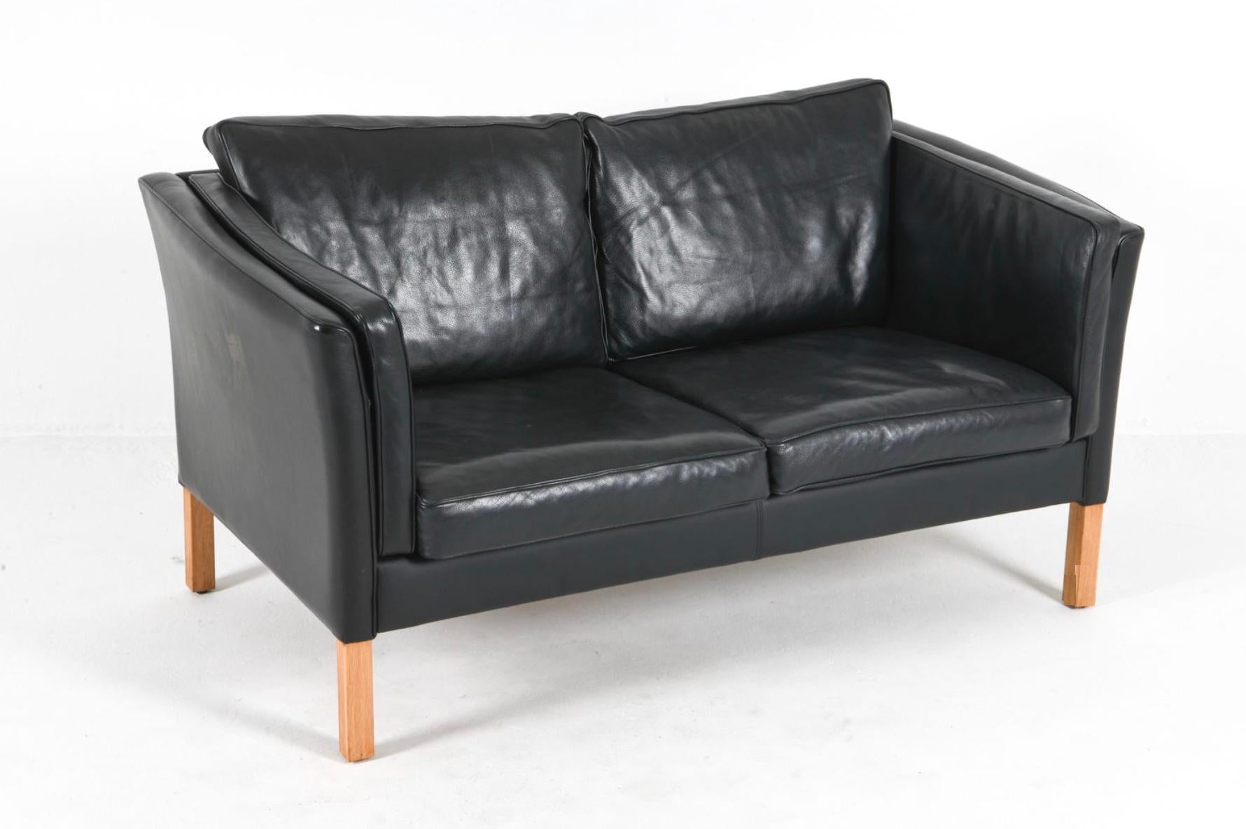 Mid century Danish Modern Low Curved Arm Schwarzes Leder 2 Sitz Sofa Eiche Beine (Moderne der Mitte des Jahrhunderts) im Angebot