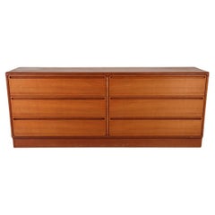 Dänische moderne niedrige, lange dänische Kommode aus Teakholz von Nils Johnson, Mid-Century Modern