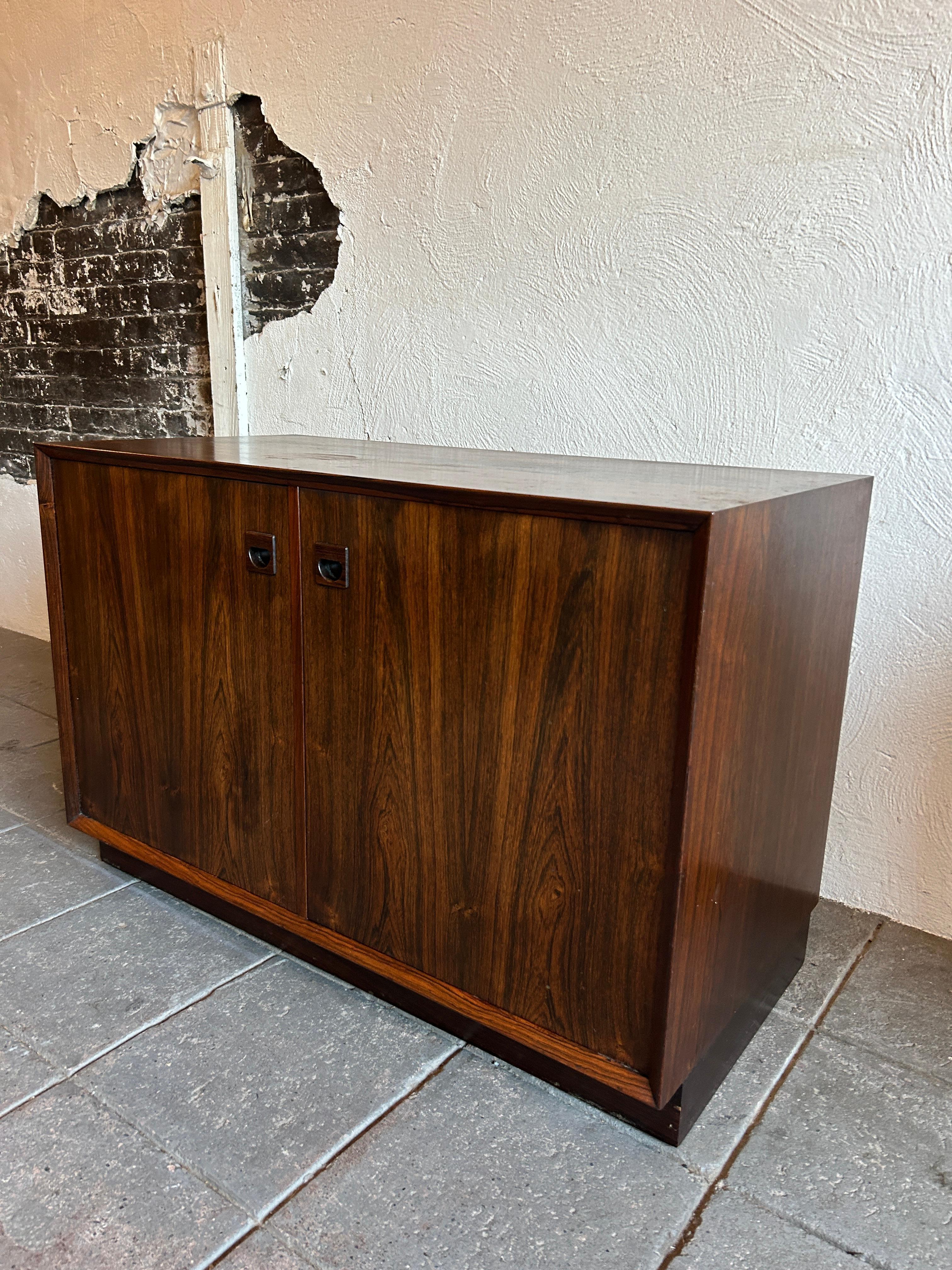 Mid-Century moderno Credenza in legno di palissandro bassa e corta del Mid-Century Danish Modern a 2 ante in vendita