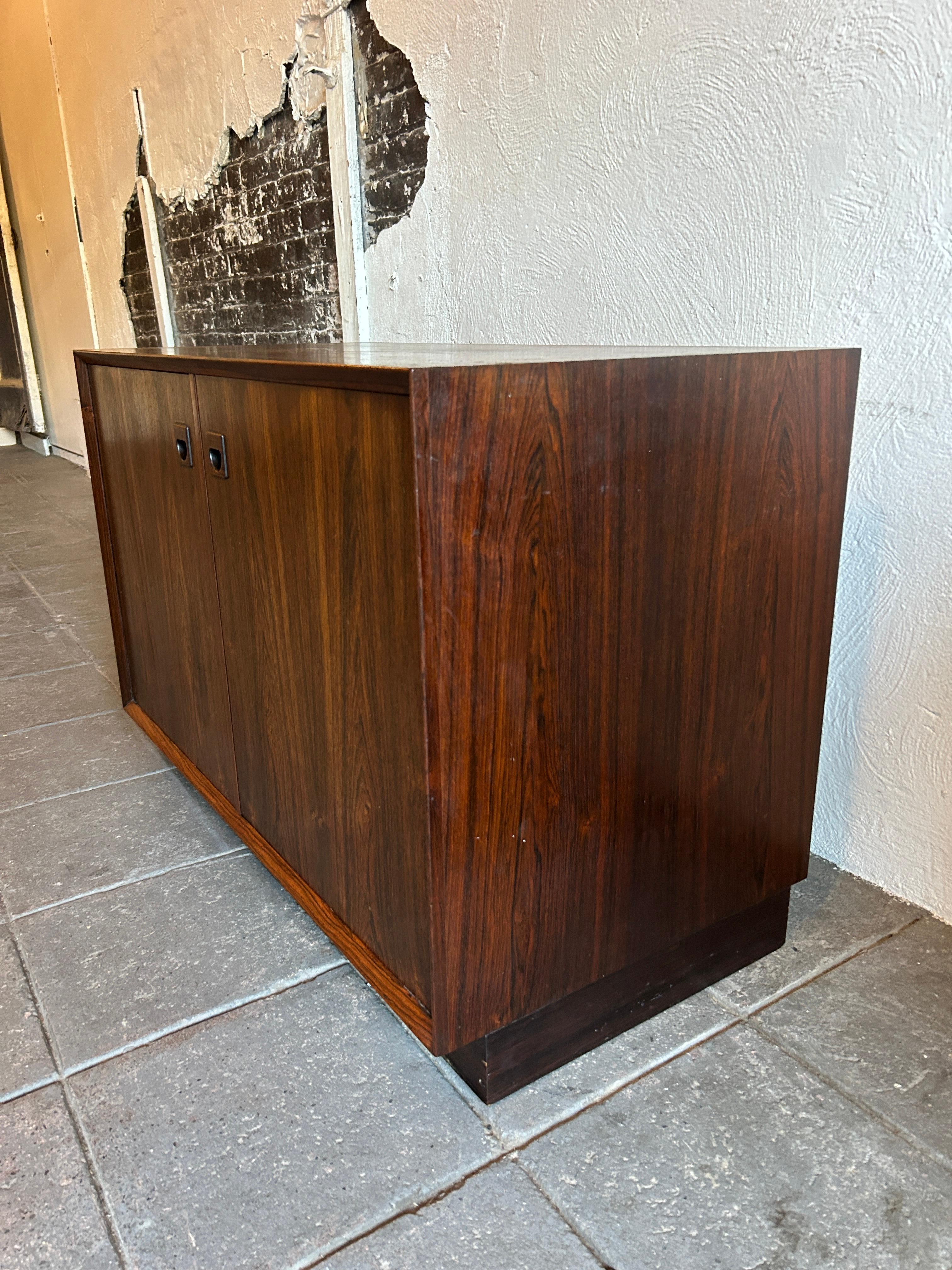 Danese Credenza in legno di palissandro bassa e corta del Mid-Century Danish Modern a 2 ante in vendita