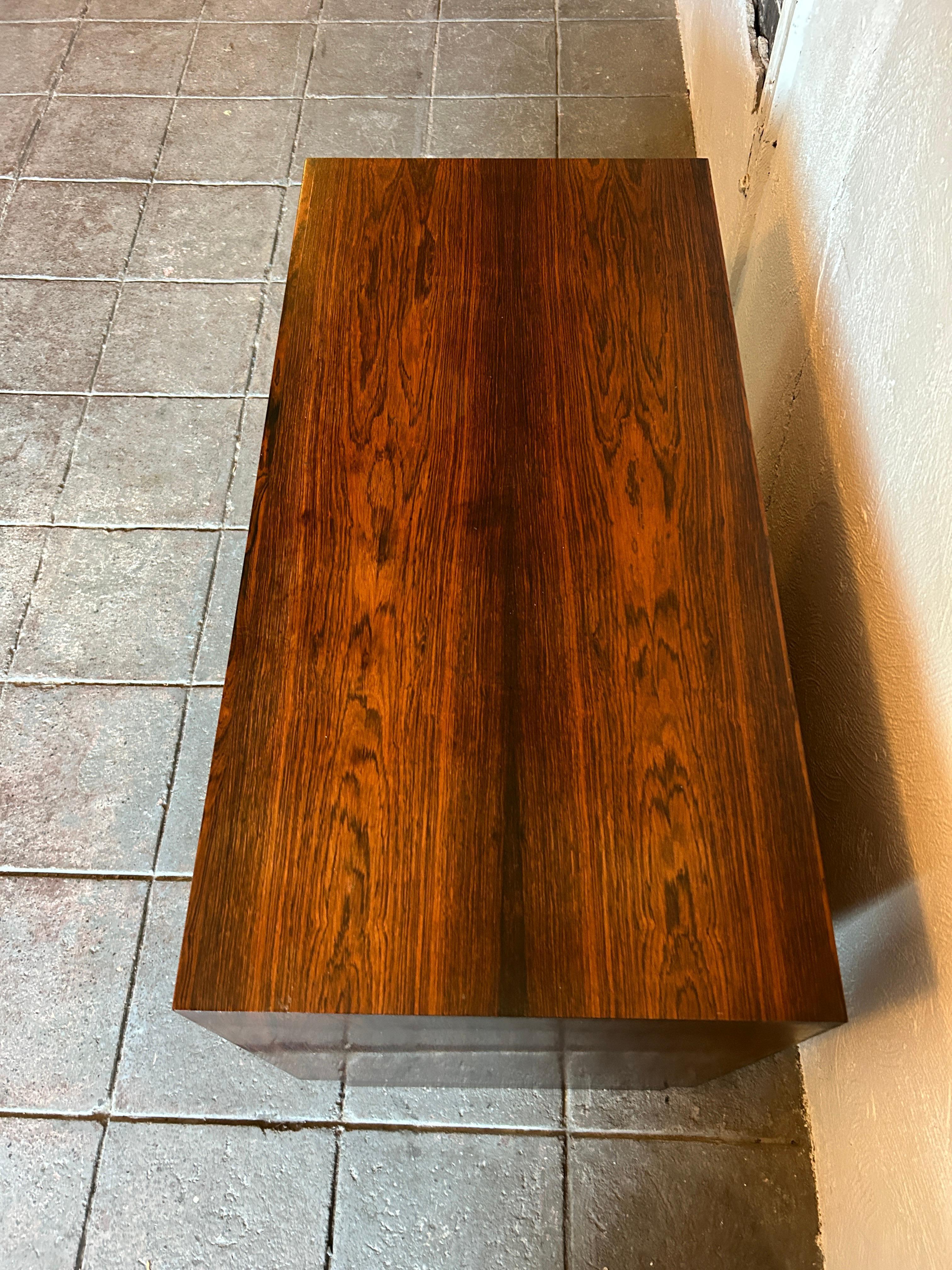 Falegnameria Credenza in legno di palissandro bassa e corta del Mid-Century Danish Modern a 2 ante in vendita
