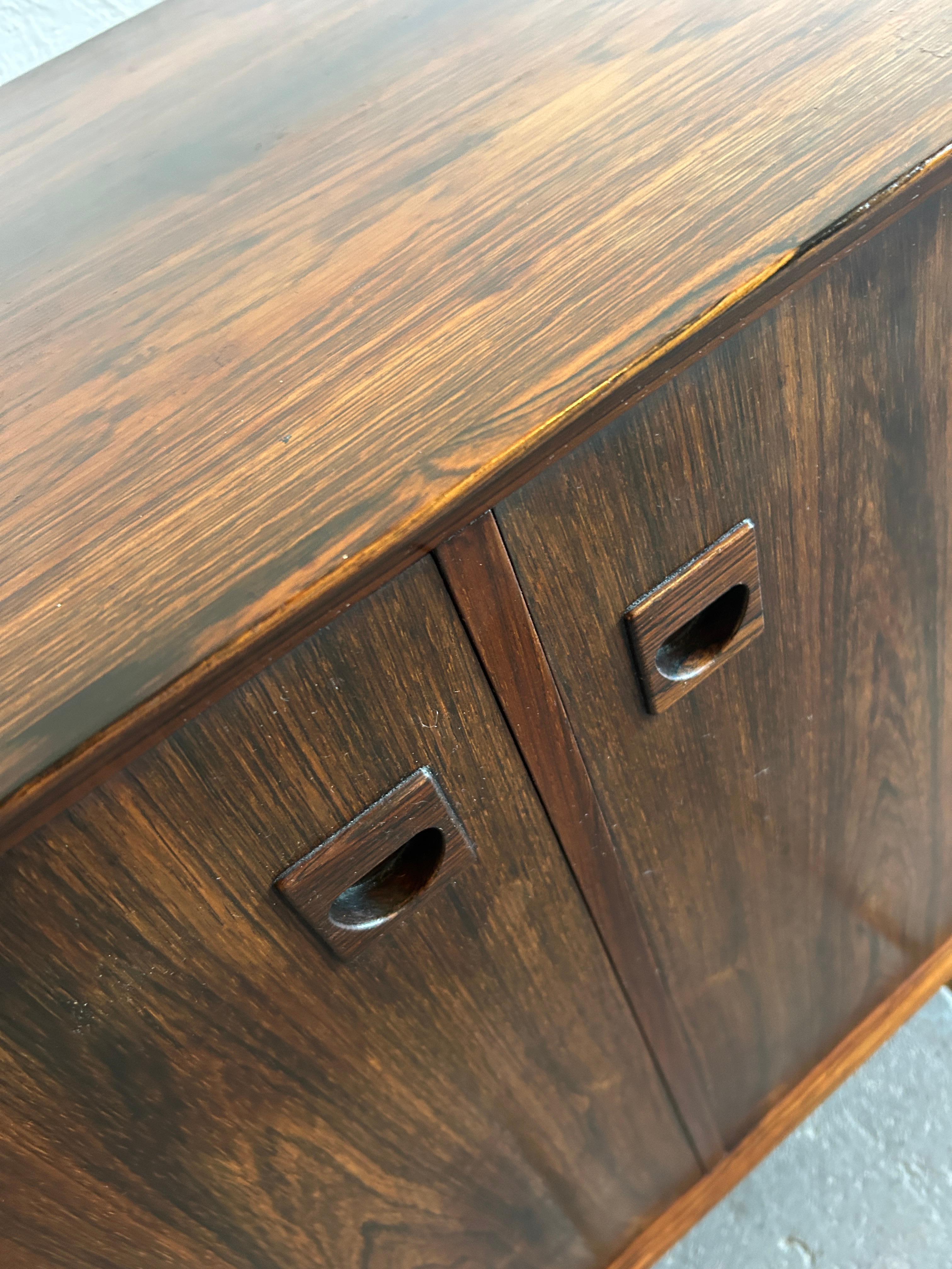 Credenza in legno di palissandro bassa e corta del Mid-Century Danish Modern a 2 ante In condizioni buone in vendita a Brooklyn, NY