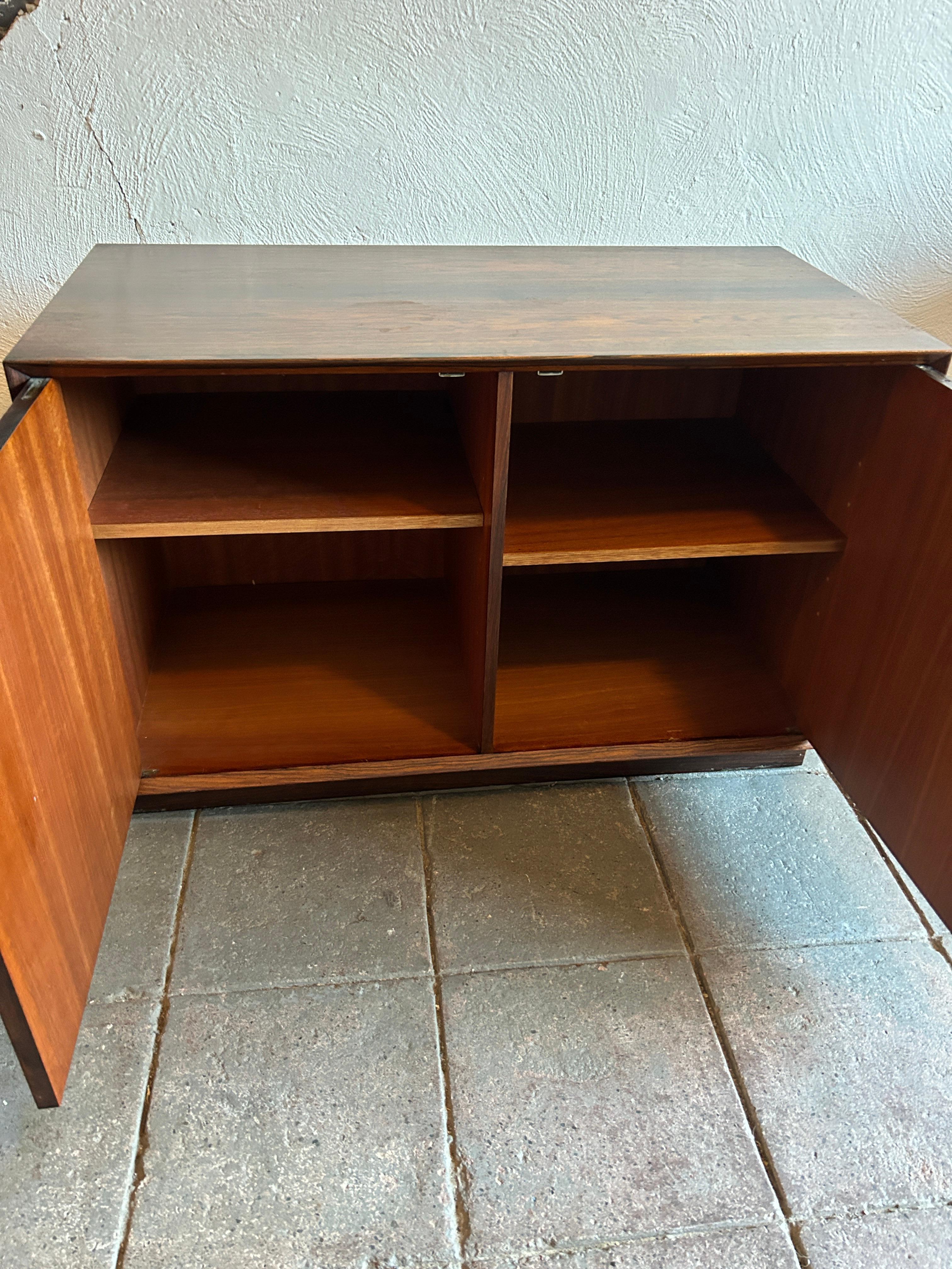 Metà XX secolo Credenza in legno di palissandro bassa e corta del Mid-Century Danish Modern a 2 ante in vendita