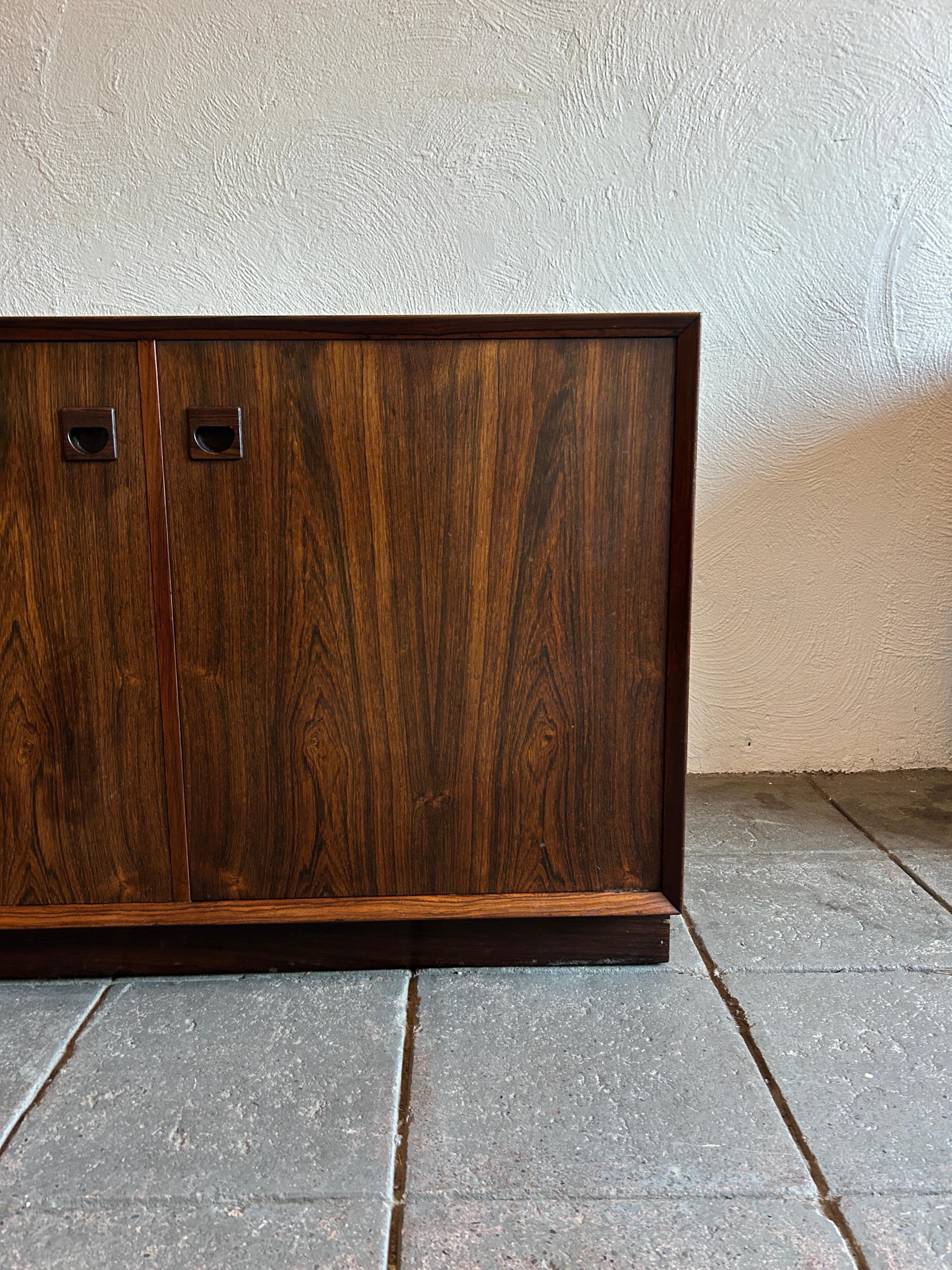 Credenza in legno di palissandro bassa e corta del Mid-Century Danish Modern a 2 ante in vendita 1