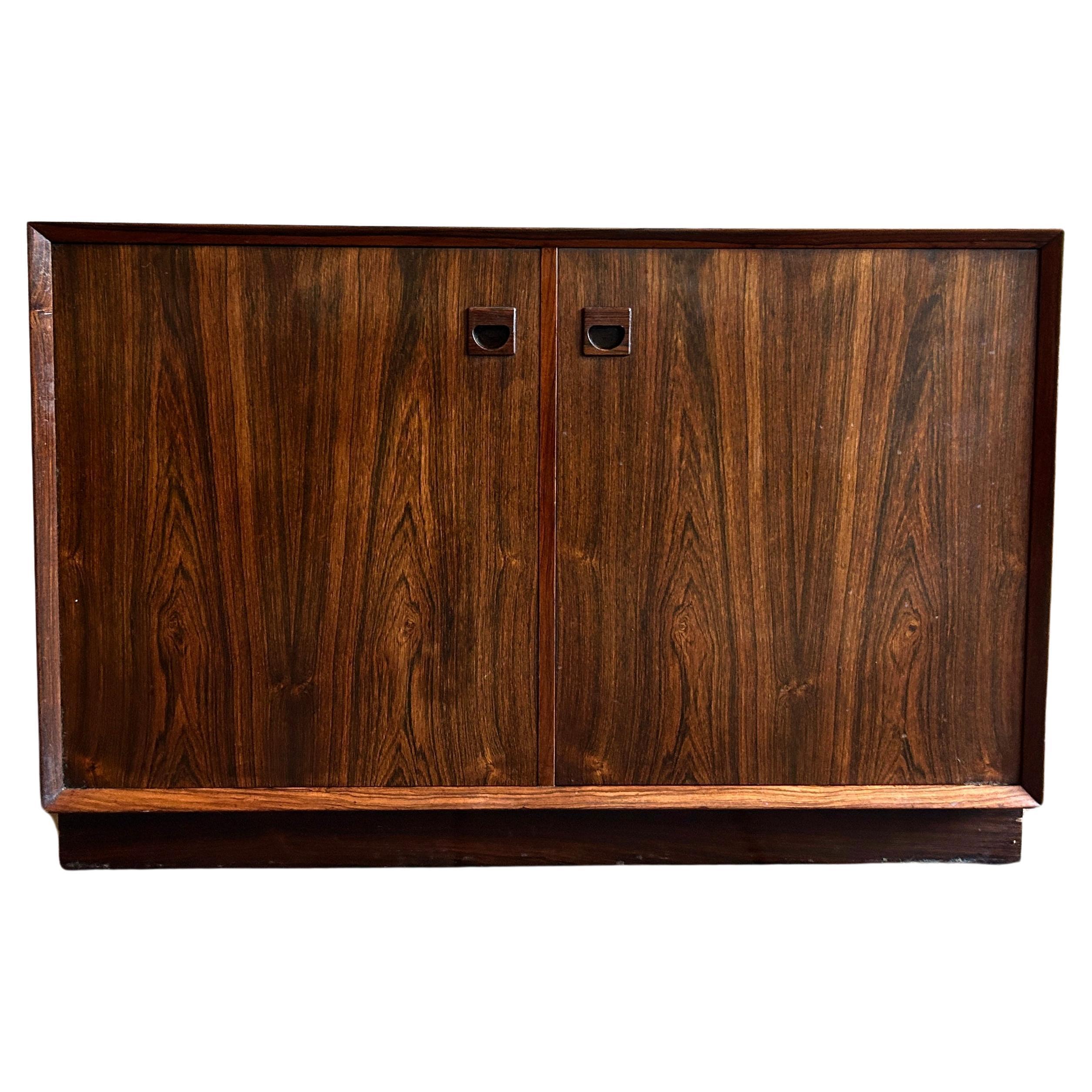 Dänische moderne niedrige, kurze Kommode aus Rosenholz mit 2 Türen, Mid-Century Modern