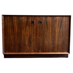 Credenza in legno di palissandro bassa e corta del Mid-Century Danish Modern a 2 ante