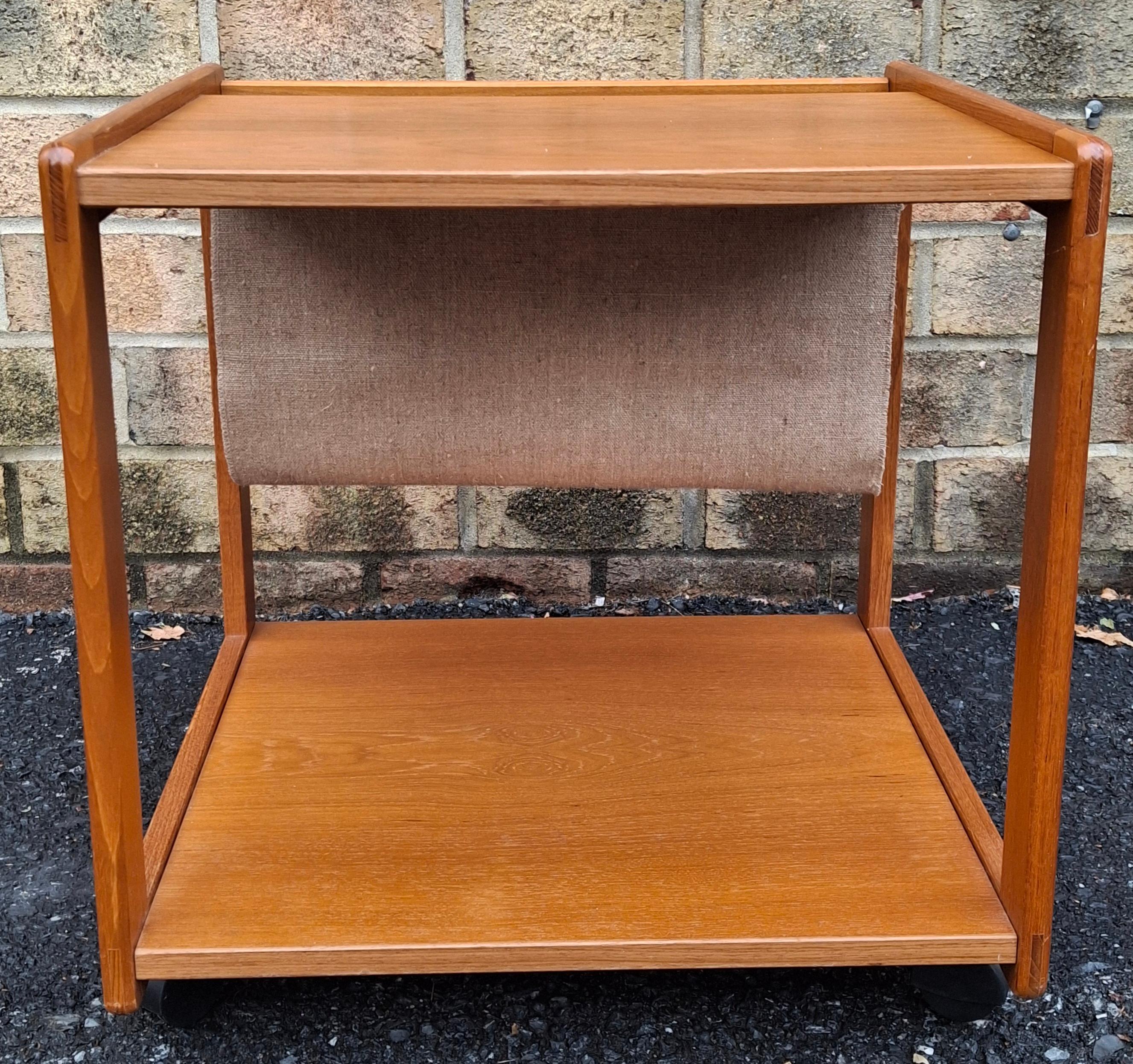 Table d'appoint à roulettes pour porte-revues d'origine danoise du milieu du siècle dernier en vente 2