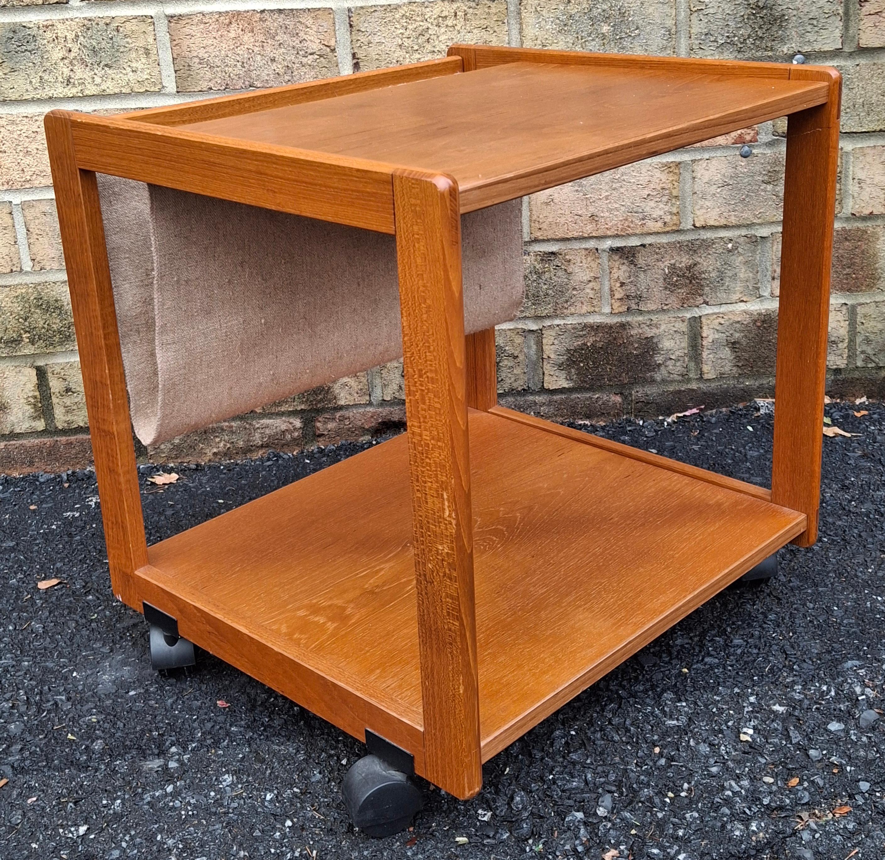 Table d'appoint à roulettes pour porte-revues d'origine danoise du milieu du siècle dernier en vente 3