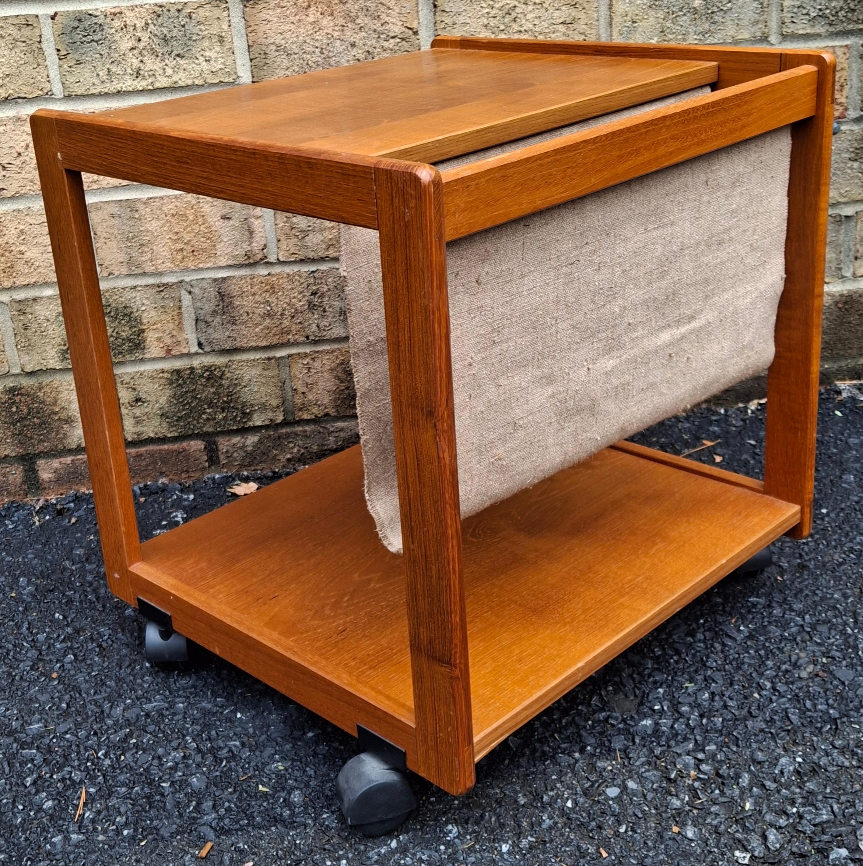 Table d'appoint à roulettes pour porte-revues d'origine danoise du milieu du siècle dernier en vente 5