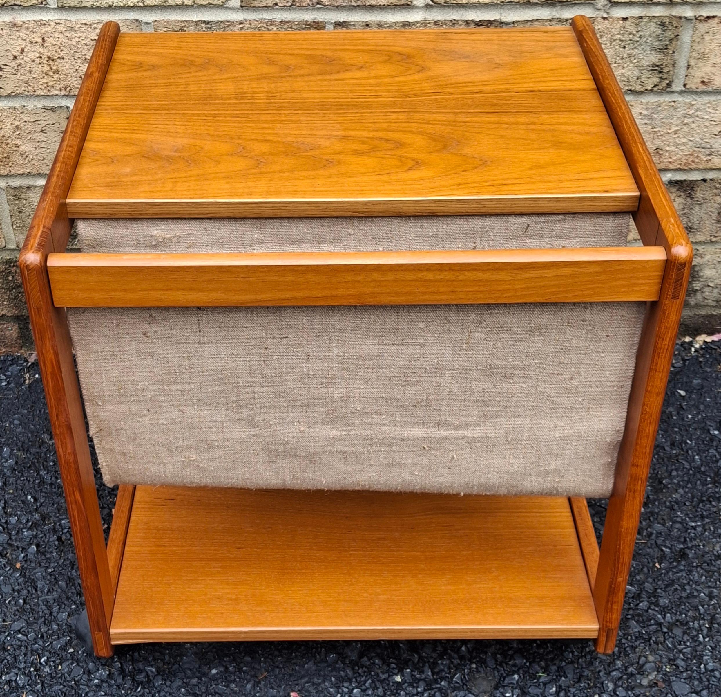 Scandinave moderne Table d'appoint à roulettes pour porte-revues d'origine danoise du milieu du siècle dernier en vente