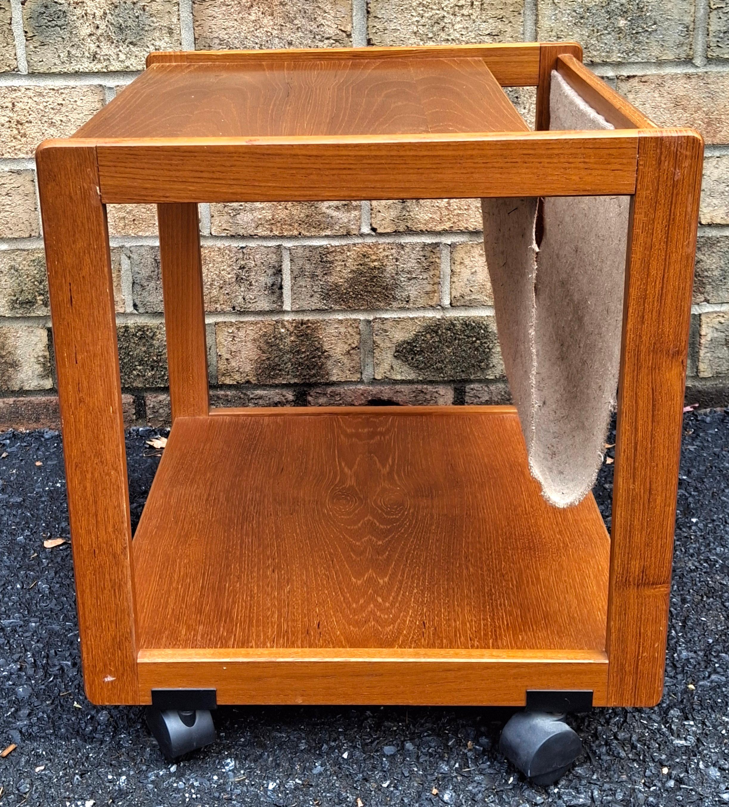 Danois Table d'appoint à roulettes pour porte-revues d'origine danoise du milieu du siècle dernier en vente