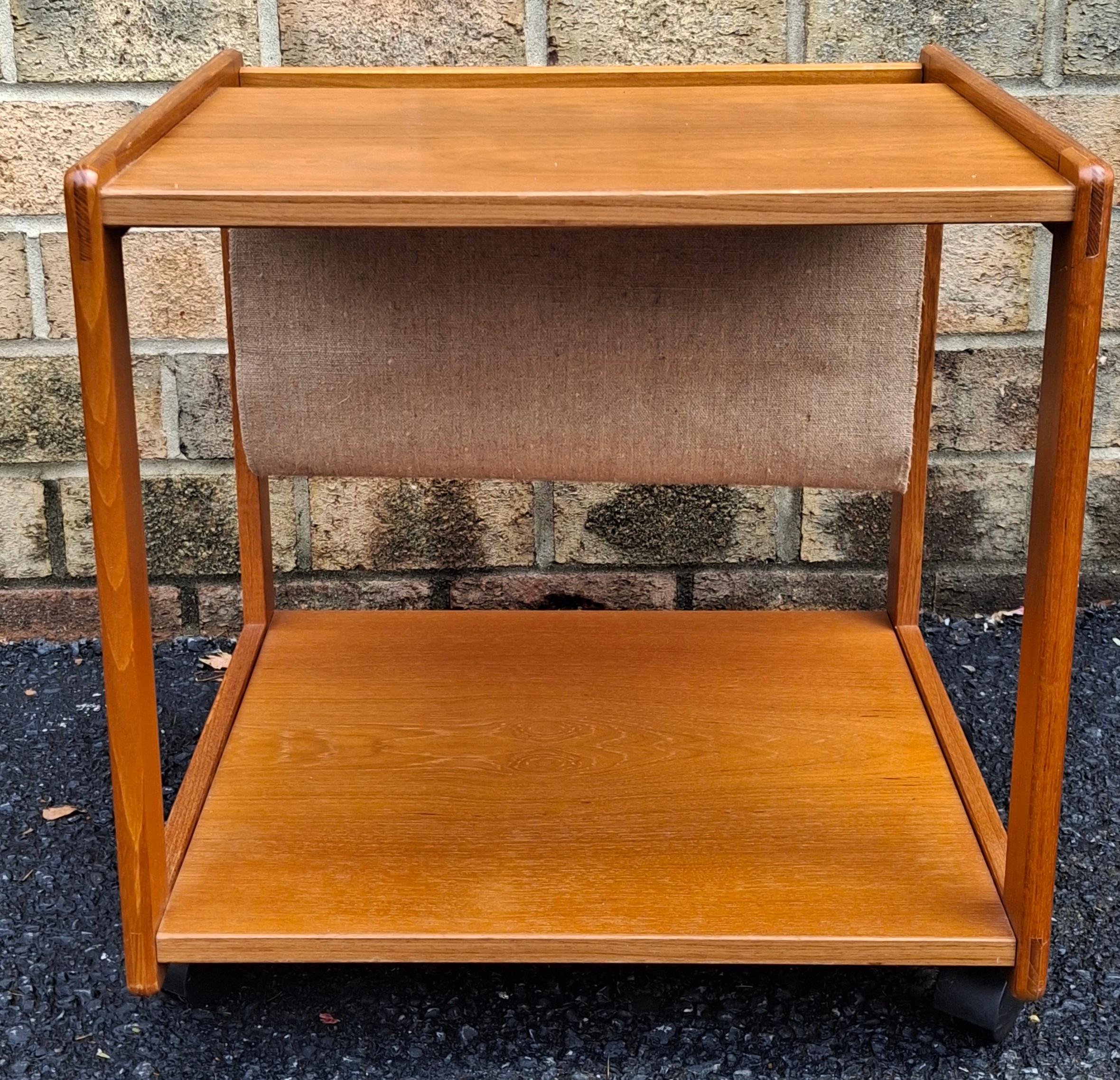 Autre Table d'appoint à roulettes pour porte-revues d'origine danoise du milieu du siècle dernier en vente