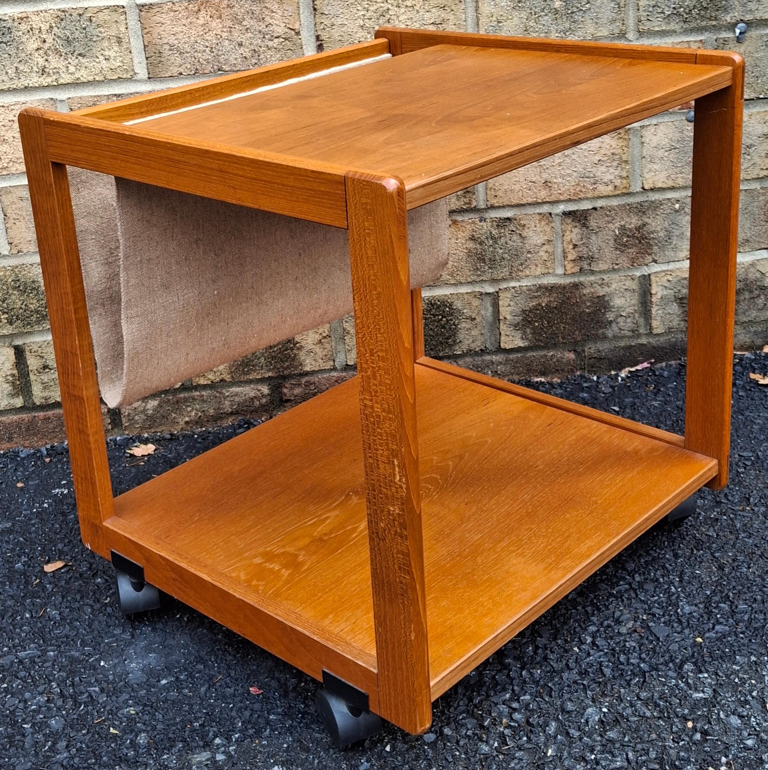 Table d'appoint à roulettes pour porte-revues d'origine danoise du milieu du siècle dernier Bon état - En vente à Germantown, MD