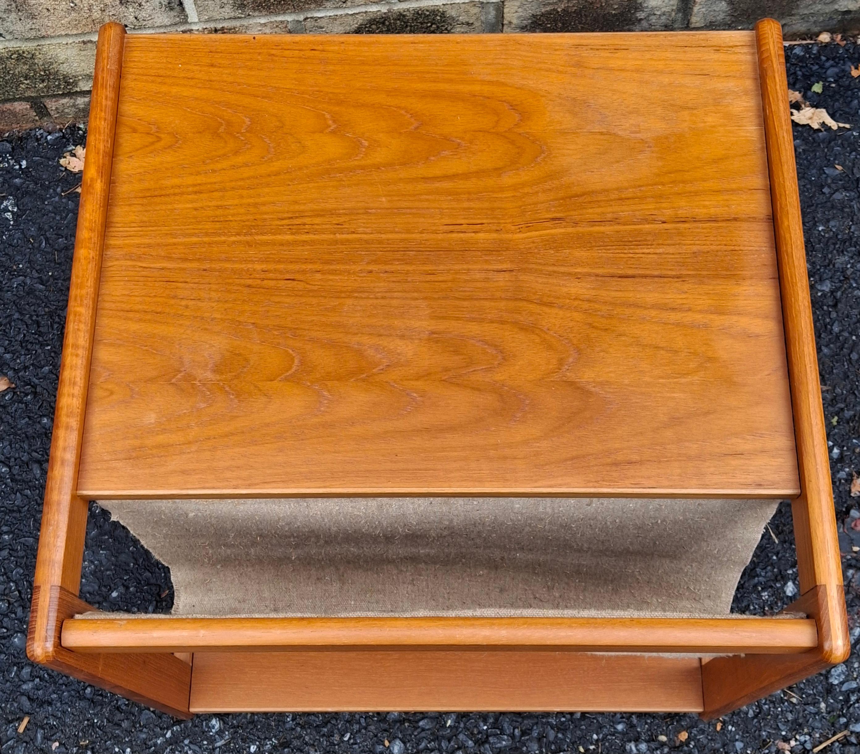 20ième siècle Table d'appoint à roulettes pour porte-revues d'origine danoise du milieu du siècle dernier en vente