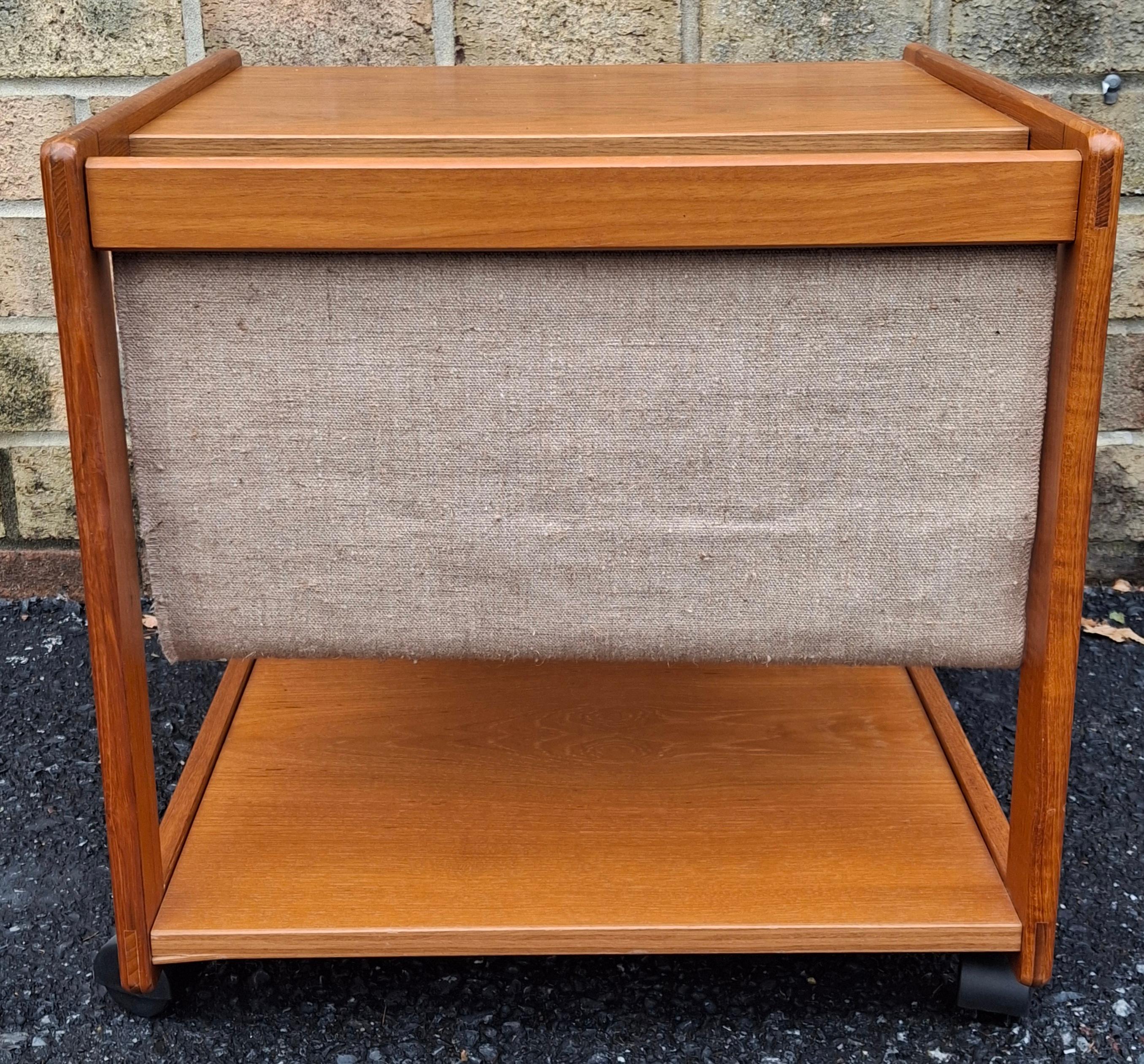 Tissu Table d'appoint à roulettes pour porte-revues d'origine danoise du milieu du siècle dernier en vente