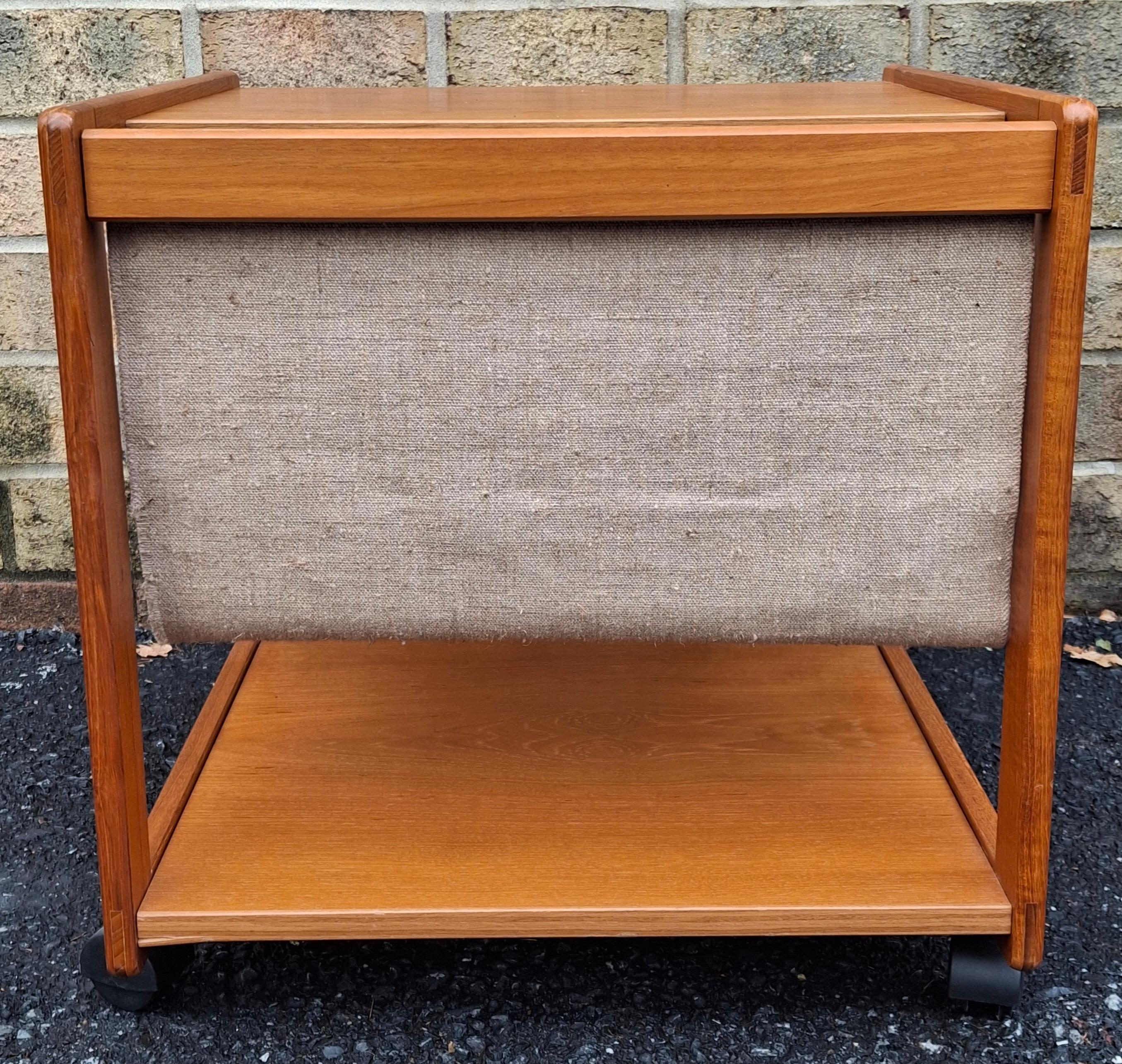 Table d'appoint à roulettes pour porte-revues d'origine danoise du milieu du siècle dernier en vente 1