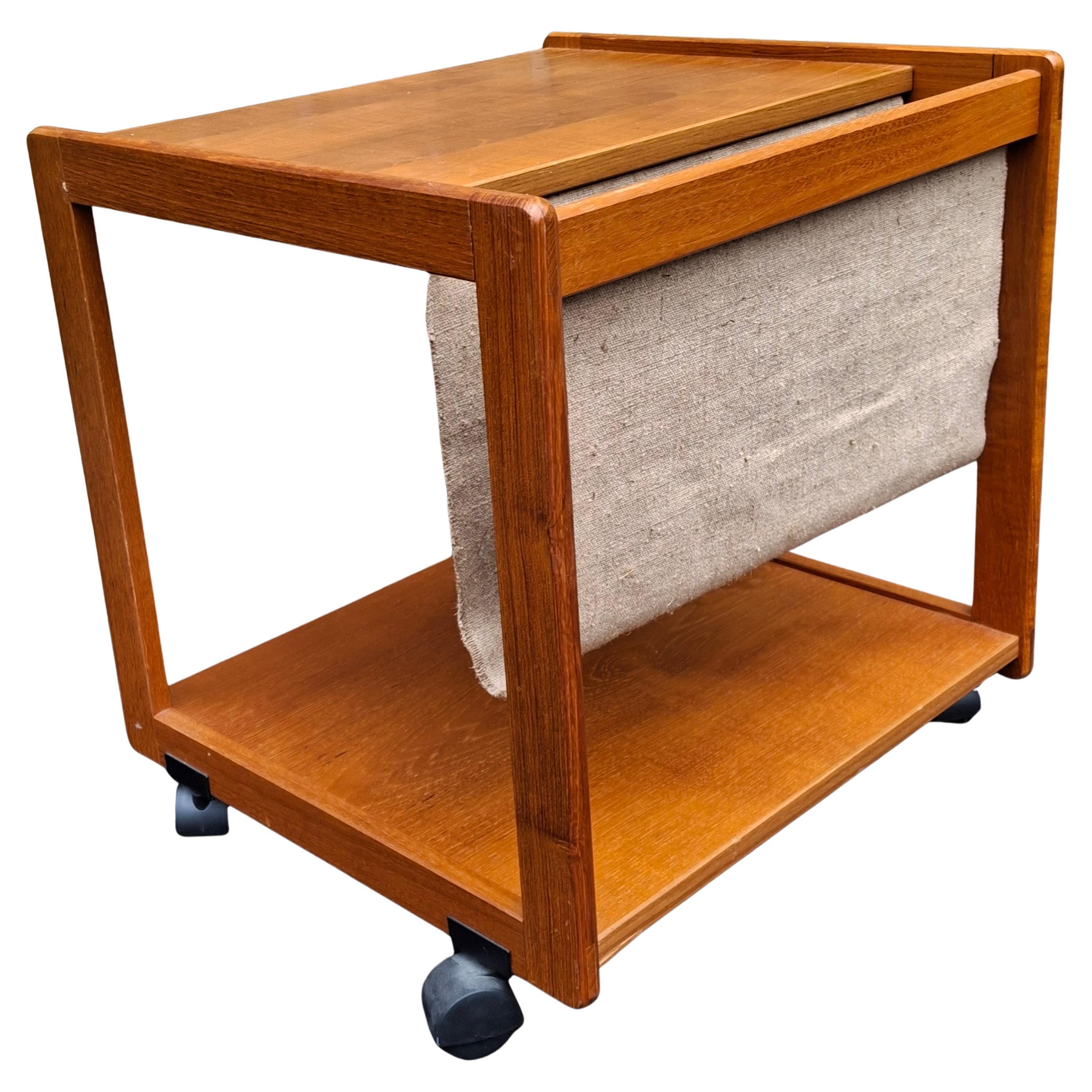 Table d
appoint à roulettes pour porte-revues d
origine danoise du milieu du siècle dernier