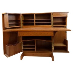 Bureau magique danois moderne du milieu du siècle en teck par Mummenthaler & Meier