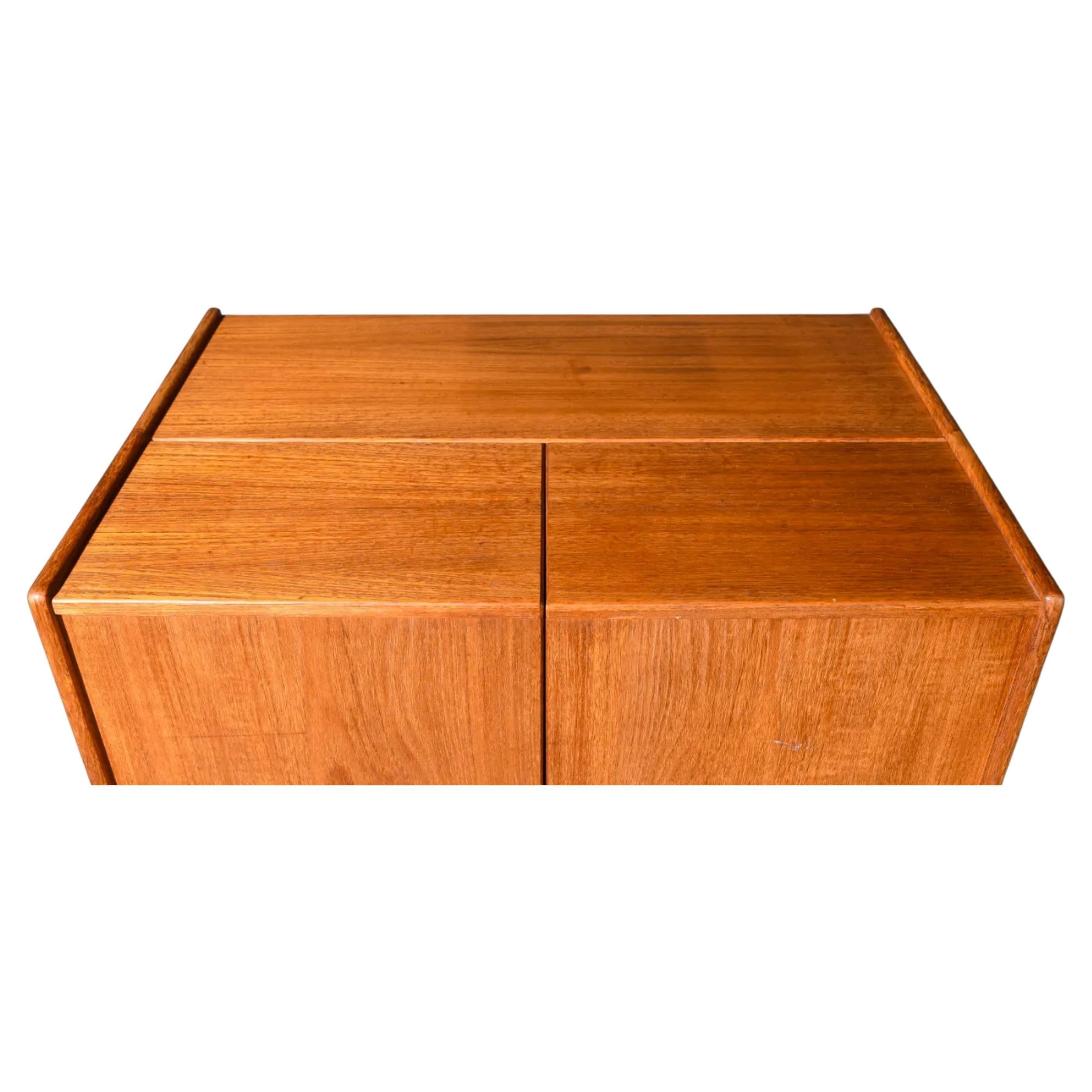 Mid century Danish Modern Magic Box Desk in Teak by Mummenthaler & Meier In Good Condition For Sale In Brooklyn, NY