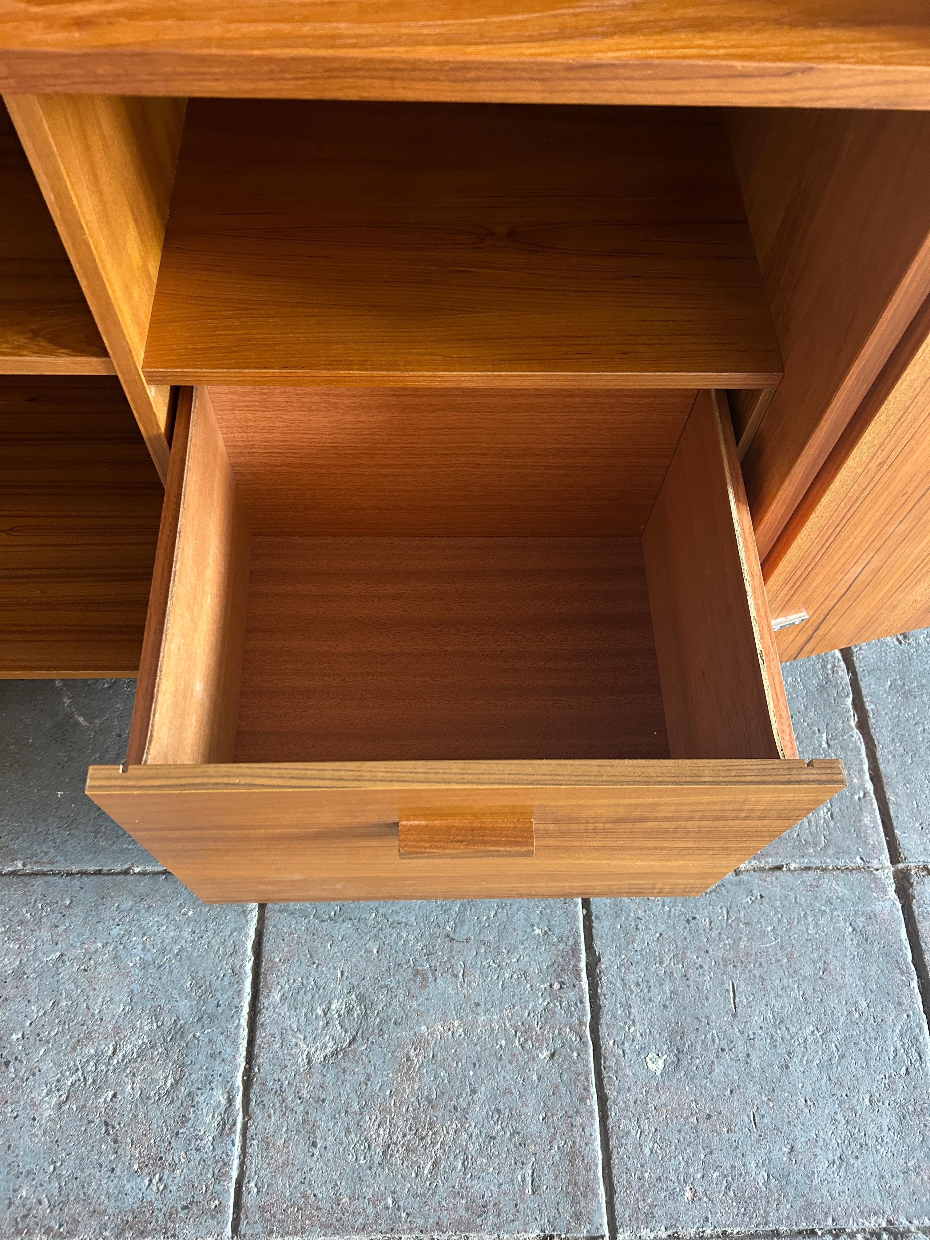 Scrivania danese moderna di metà secolo con scatola magica in teak Made in Denmark in vendita 2