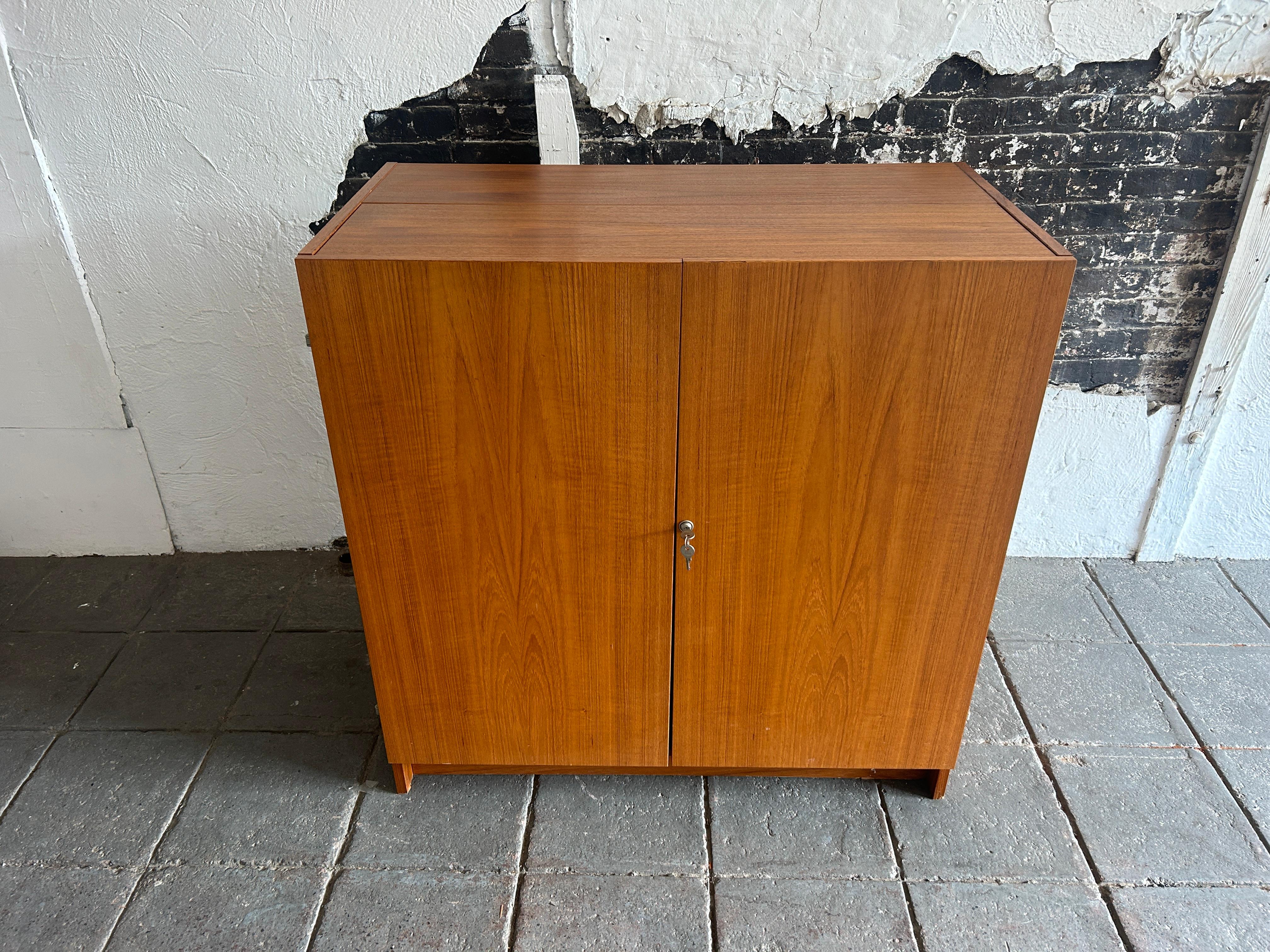 Dänischer Magic Box-Schreibtisch aus der Mitte des Jahrhunderts in Teakholz Made in Denmark (Moderne der Mitte des Jahrhunderts) im Angebot