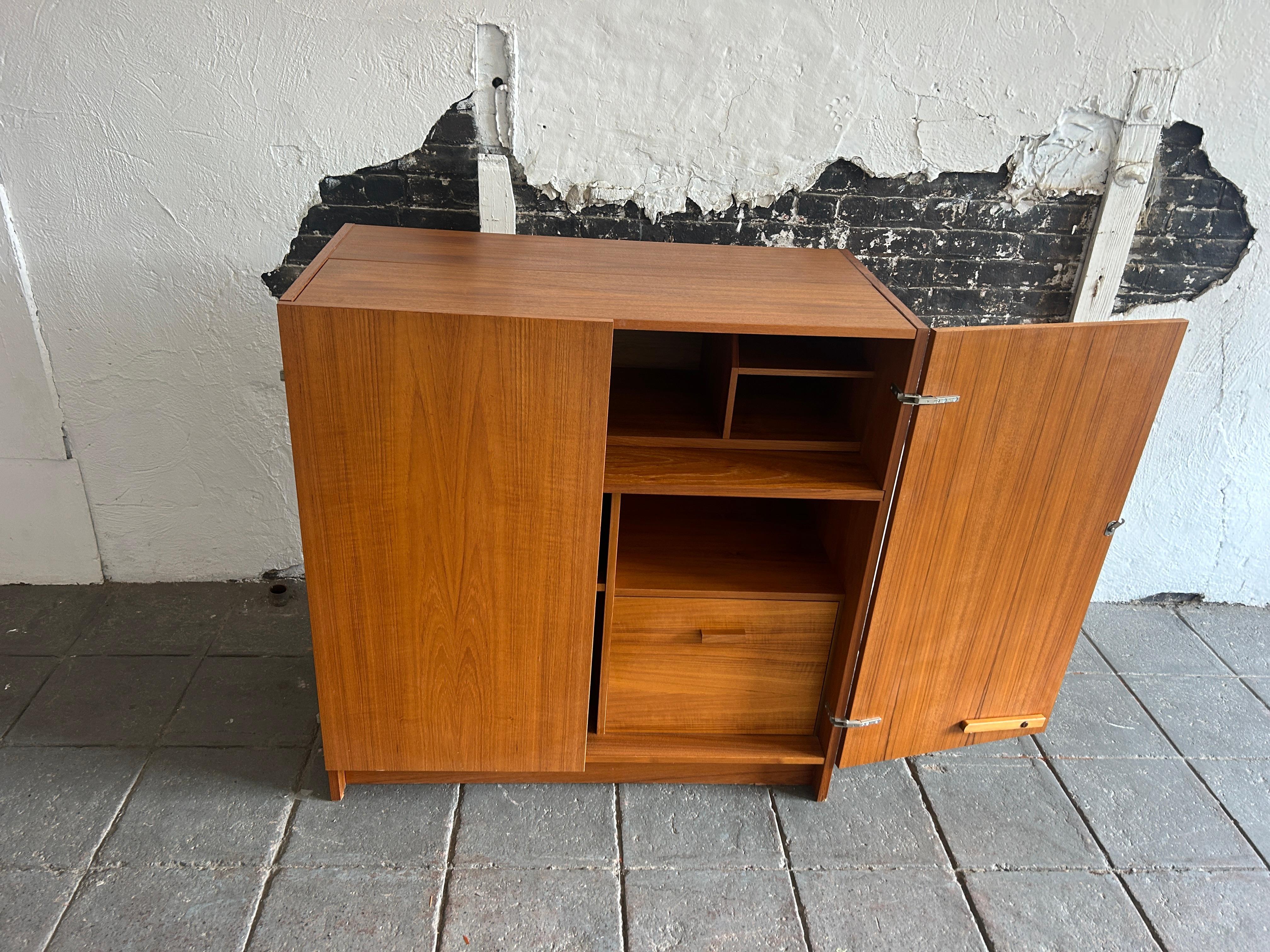 Danese Scrivania danese moderna di metà secolo con scatola magica in teak Made in Denmark in vendita