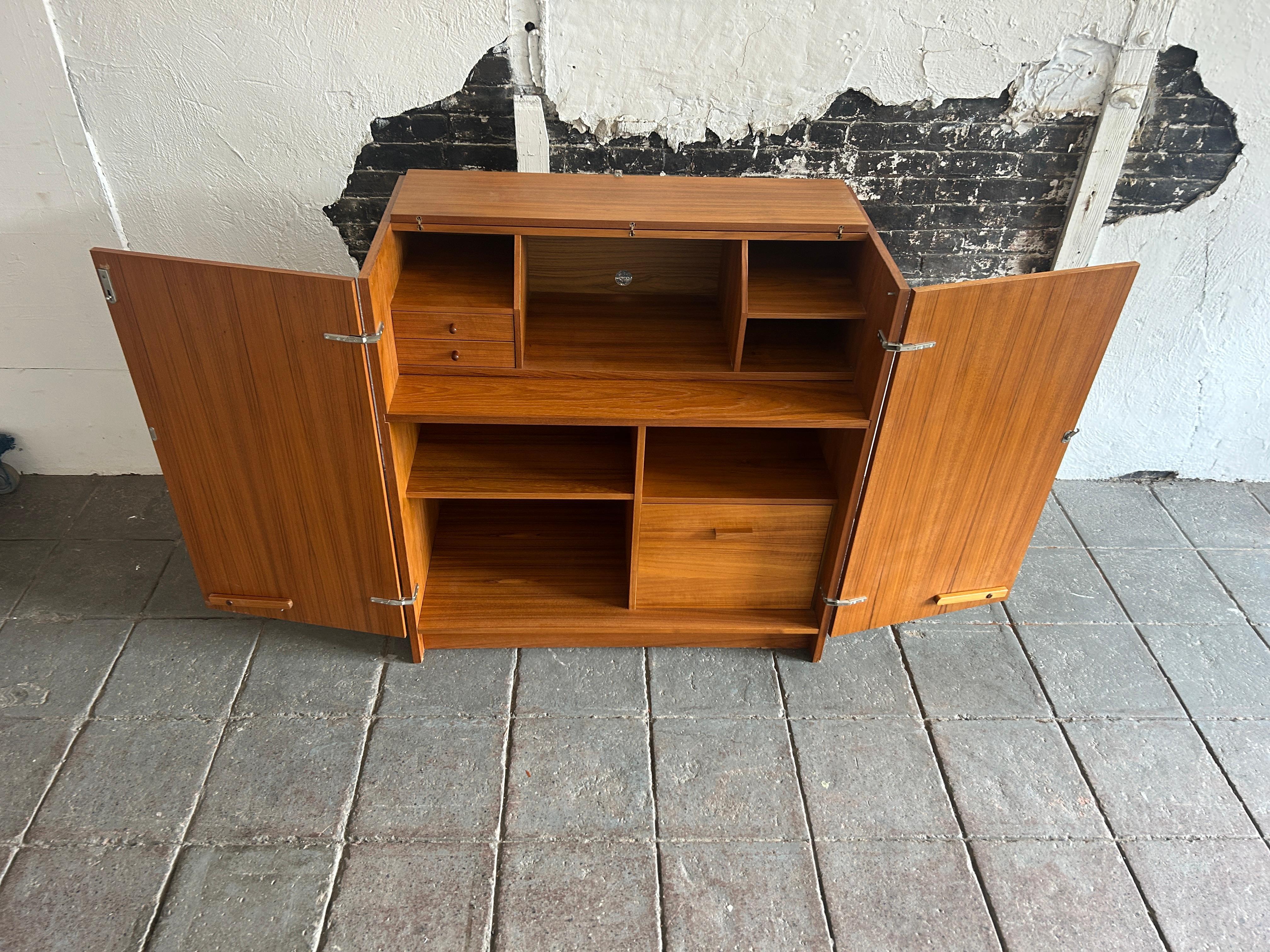 Falegnameria Scrivania danese moderna di metà secolo con scatola magica in teak Made in Denmark in vendita