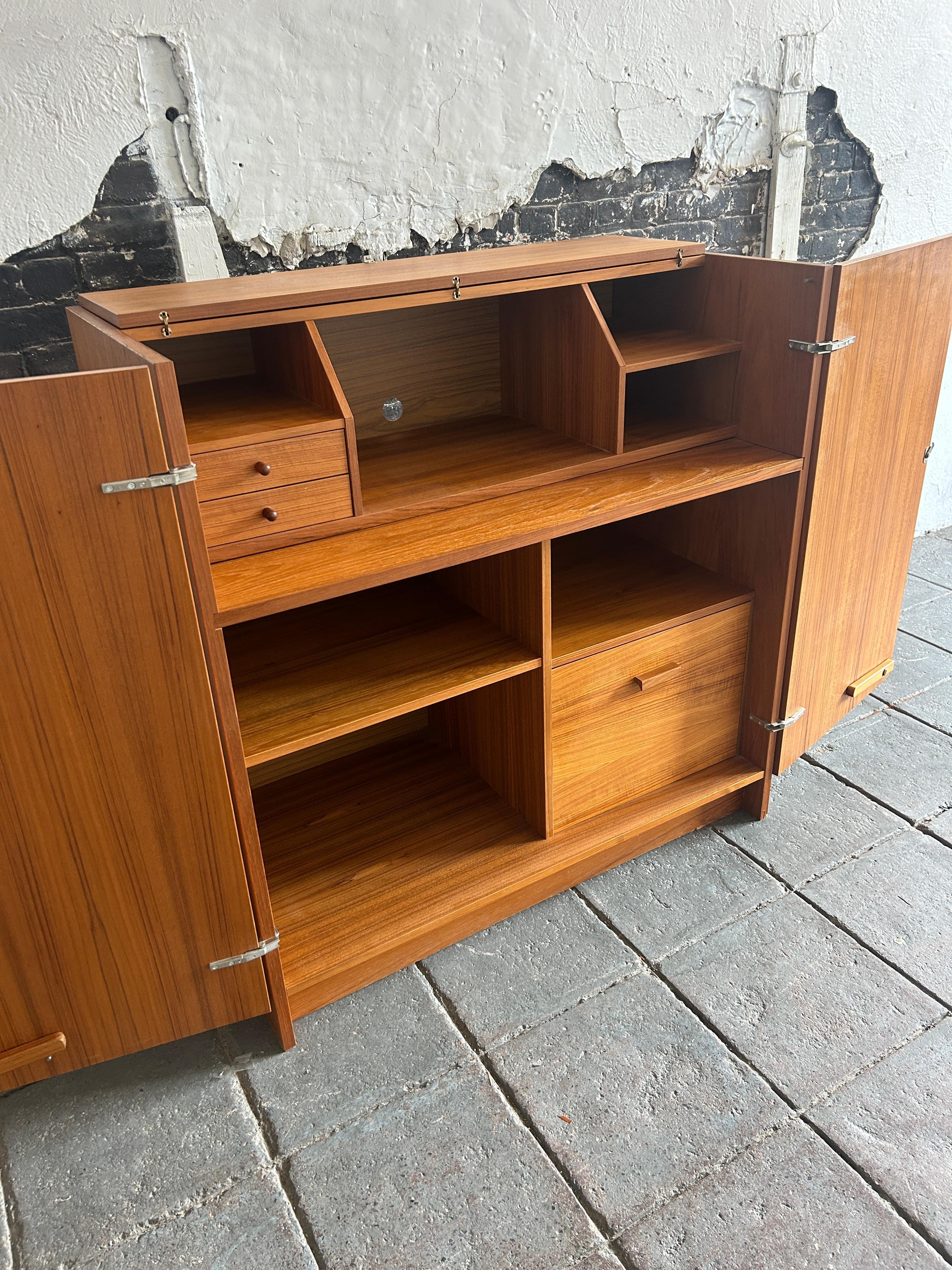 Scrivania danese moderna di metà secolo con scatola magica in teak Made in Denmark In condizioni buone in vendita a Brooklyn, NY