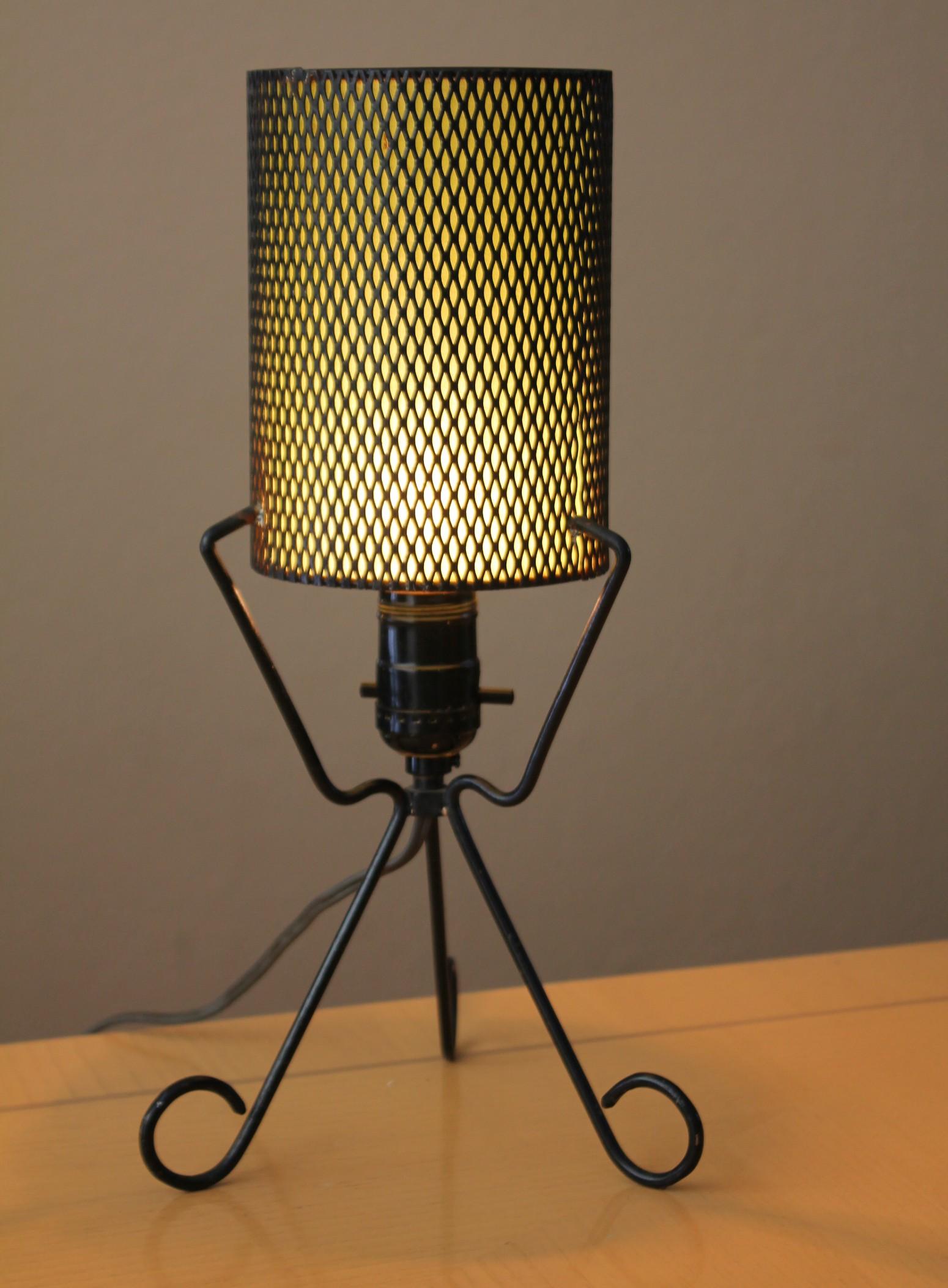 Che bello!


Medio Secolo Moderno
Treppiede in metallo e fibra di vetro
Lampada da tavolo/accento!

Un design raro!

Dimensioni: 7