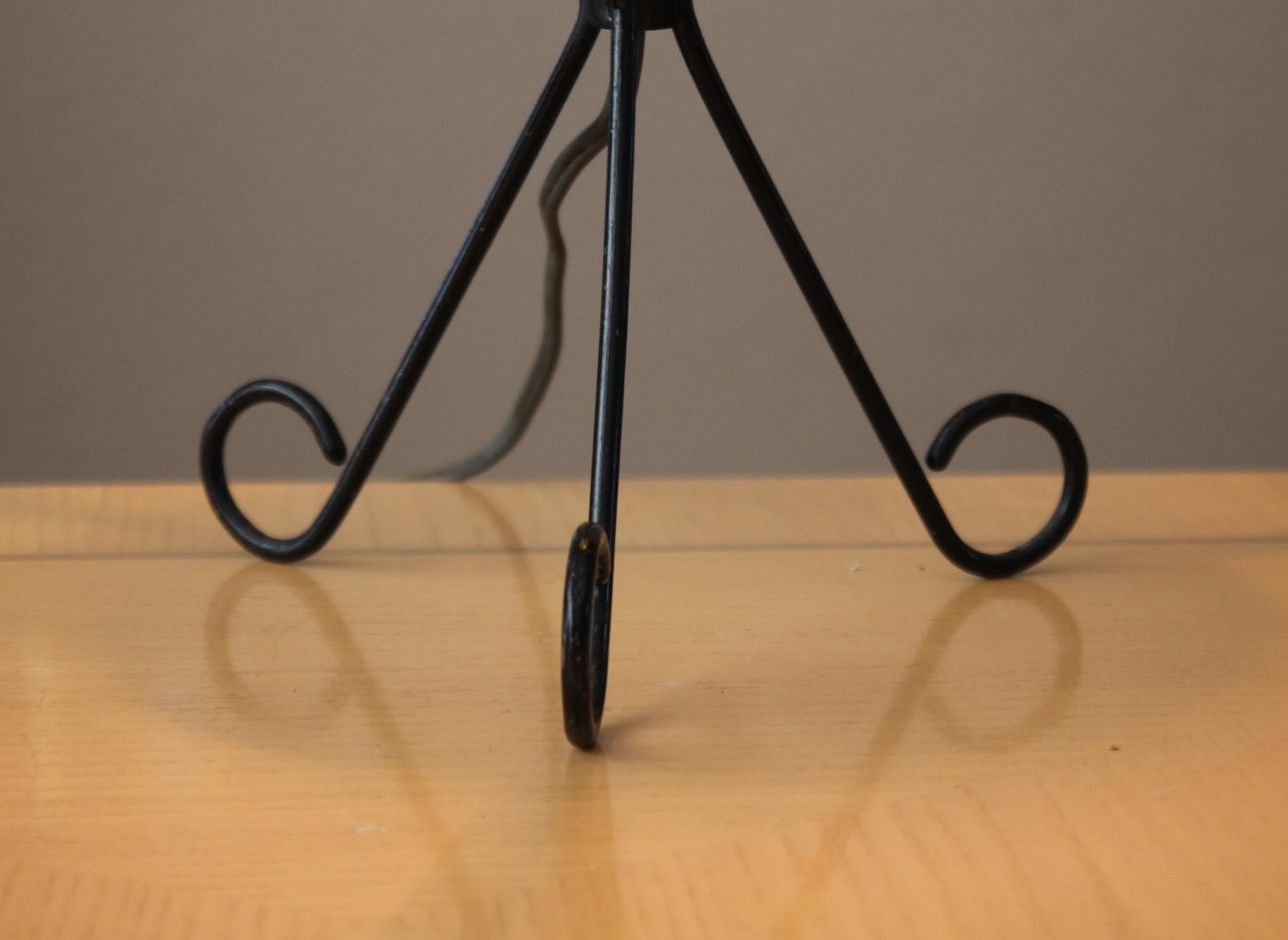 Fatto a mano Lampada da tavolo in metallo Atomic Tripod con paralume in fibra di vetro, anni '50, danese, moderna. in vendita
