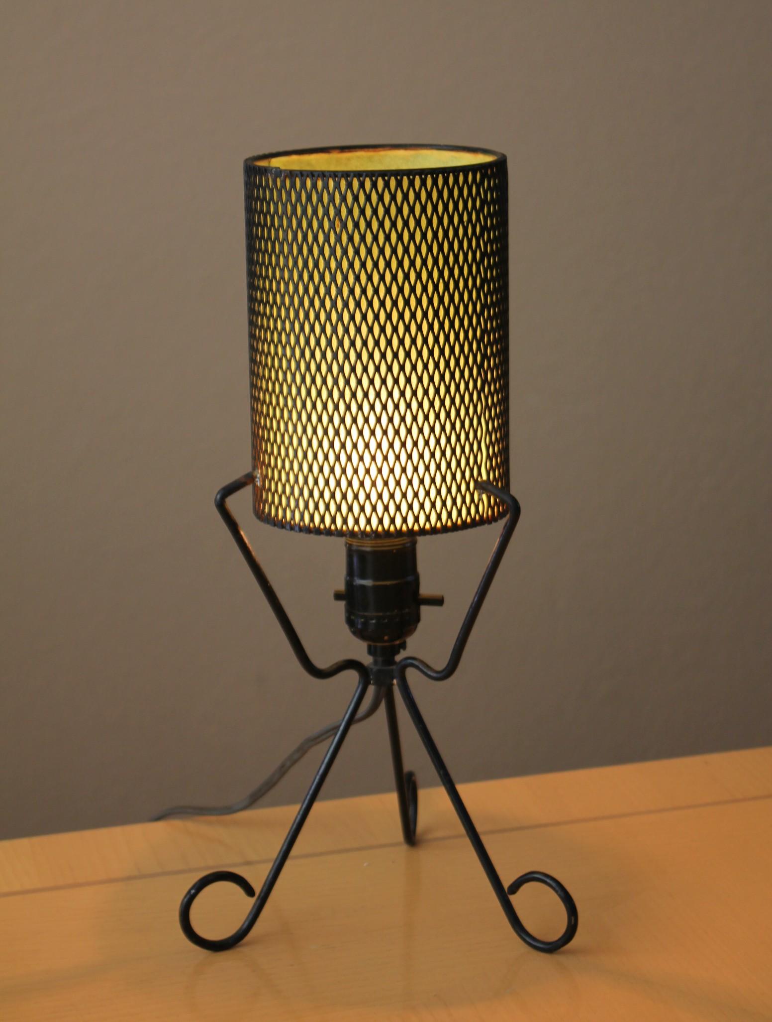 XX secolo Lampada da tavolo in metallo Atomic Tripod con paralume in fibra di vetro, anni '50, danese, moderna. in vendita