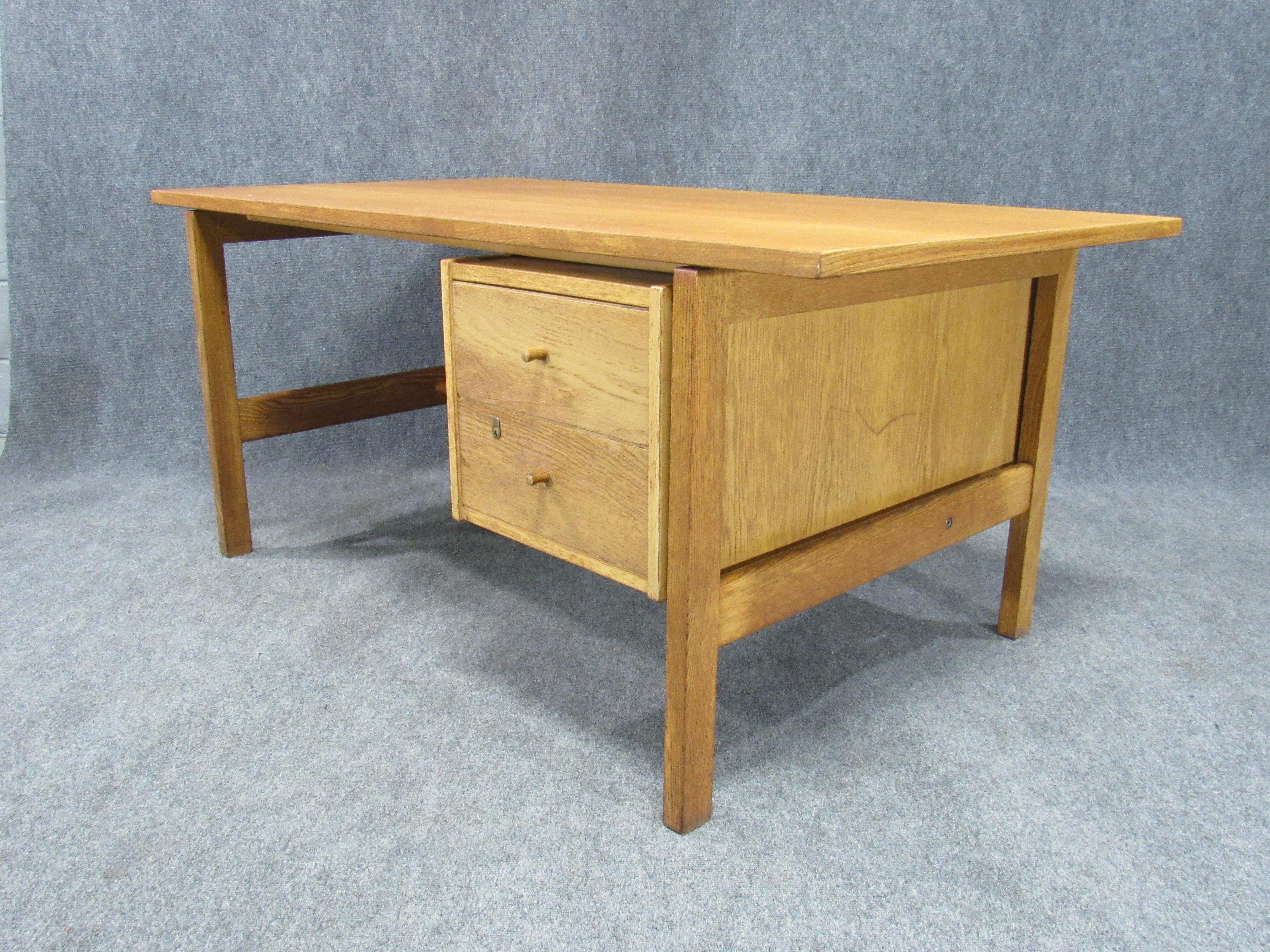 Midcentury Danish Modern Model 156 Oak Desk by Hans Wegner for GETAMA For Sale 3