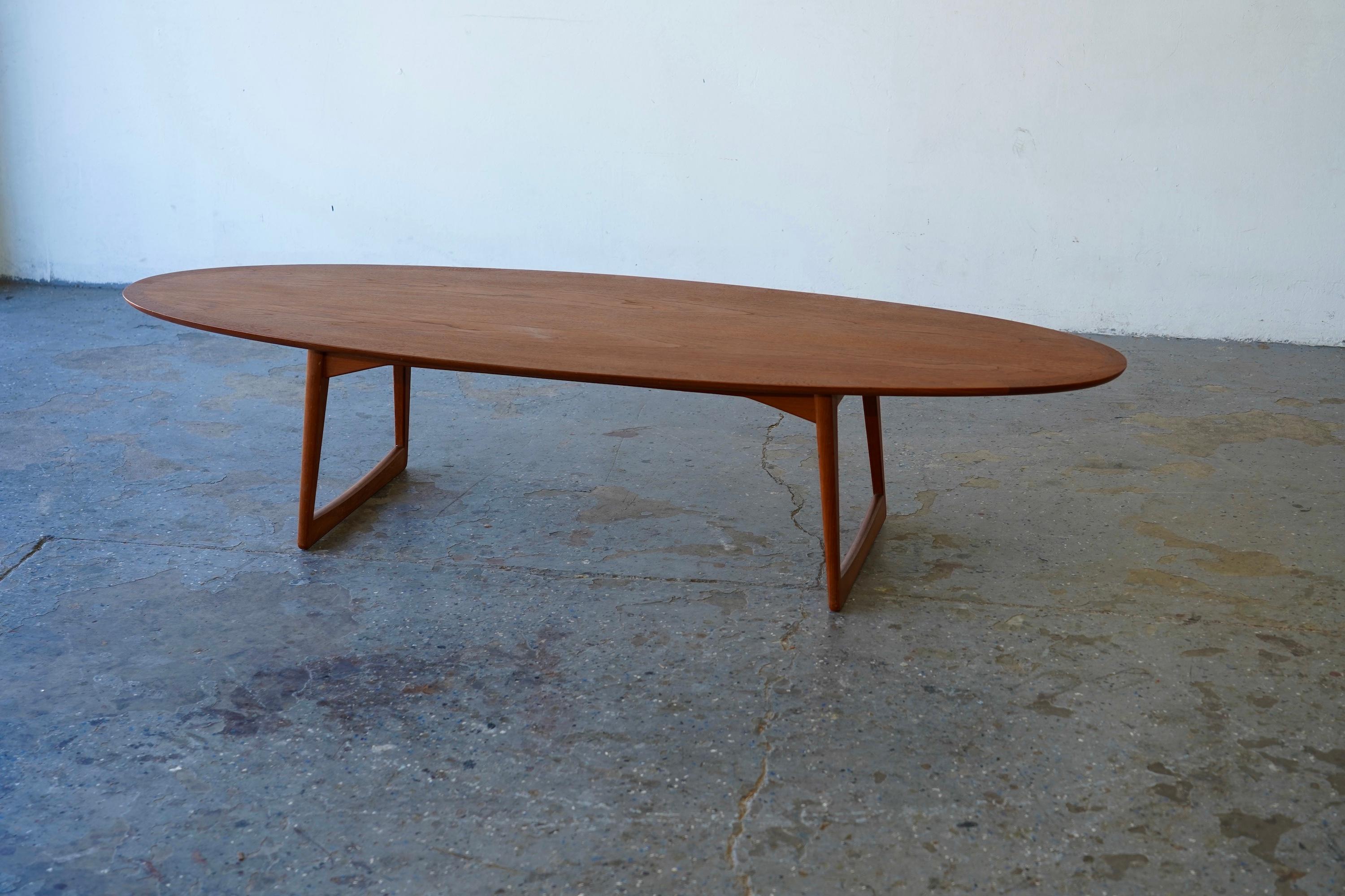 Mid-Century Danish Modern Moreddi Walnut Surfboard Coffee Table In Good Condition For Sale In Las Vegas, NV