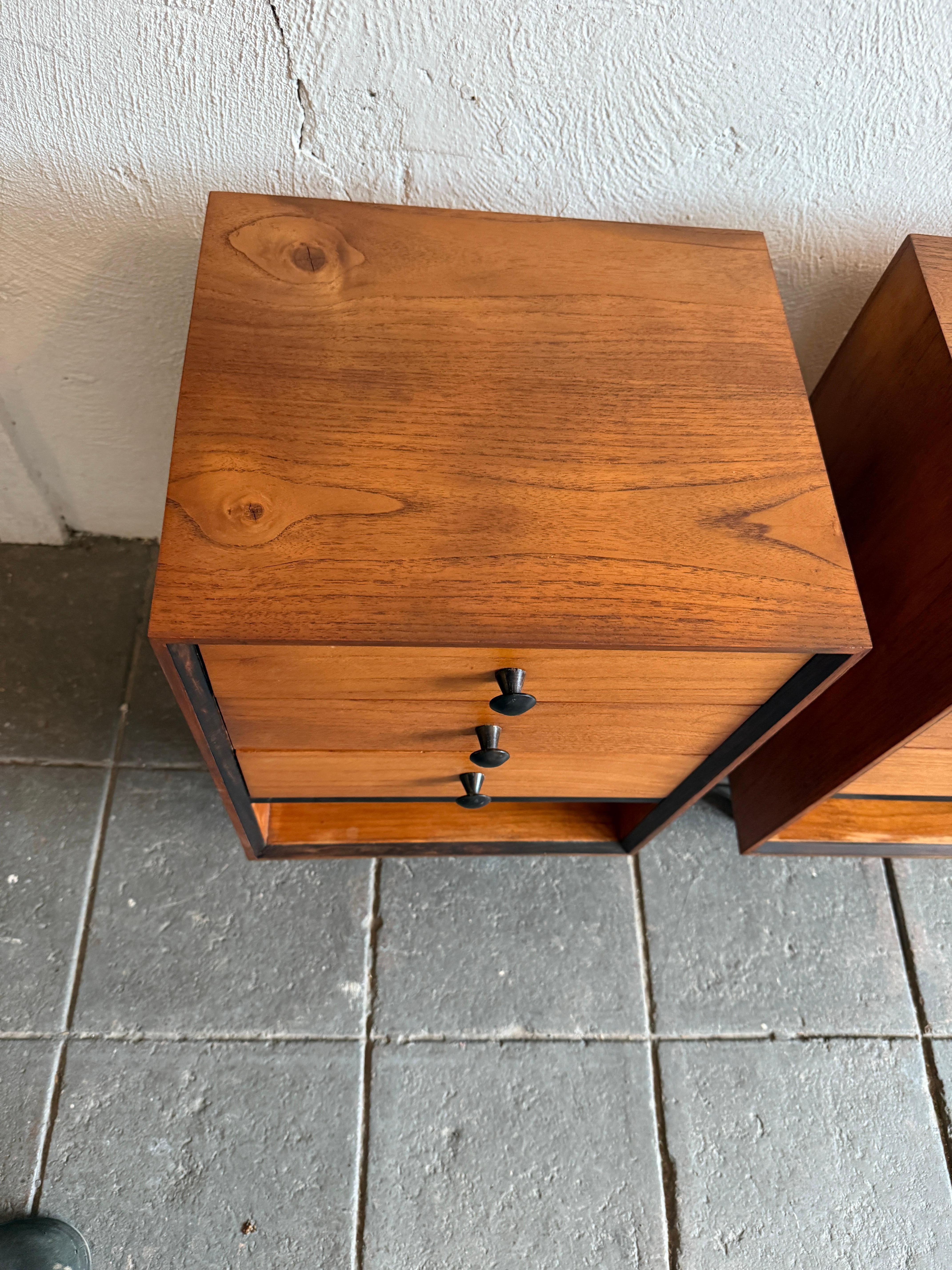 Mid century Danish modern narrow 3 drawer teak nightstands Escandinavo moderno en venta