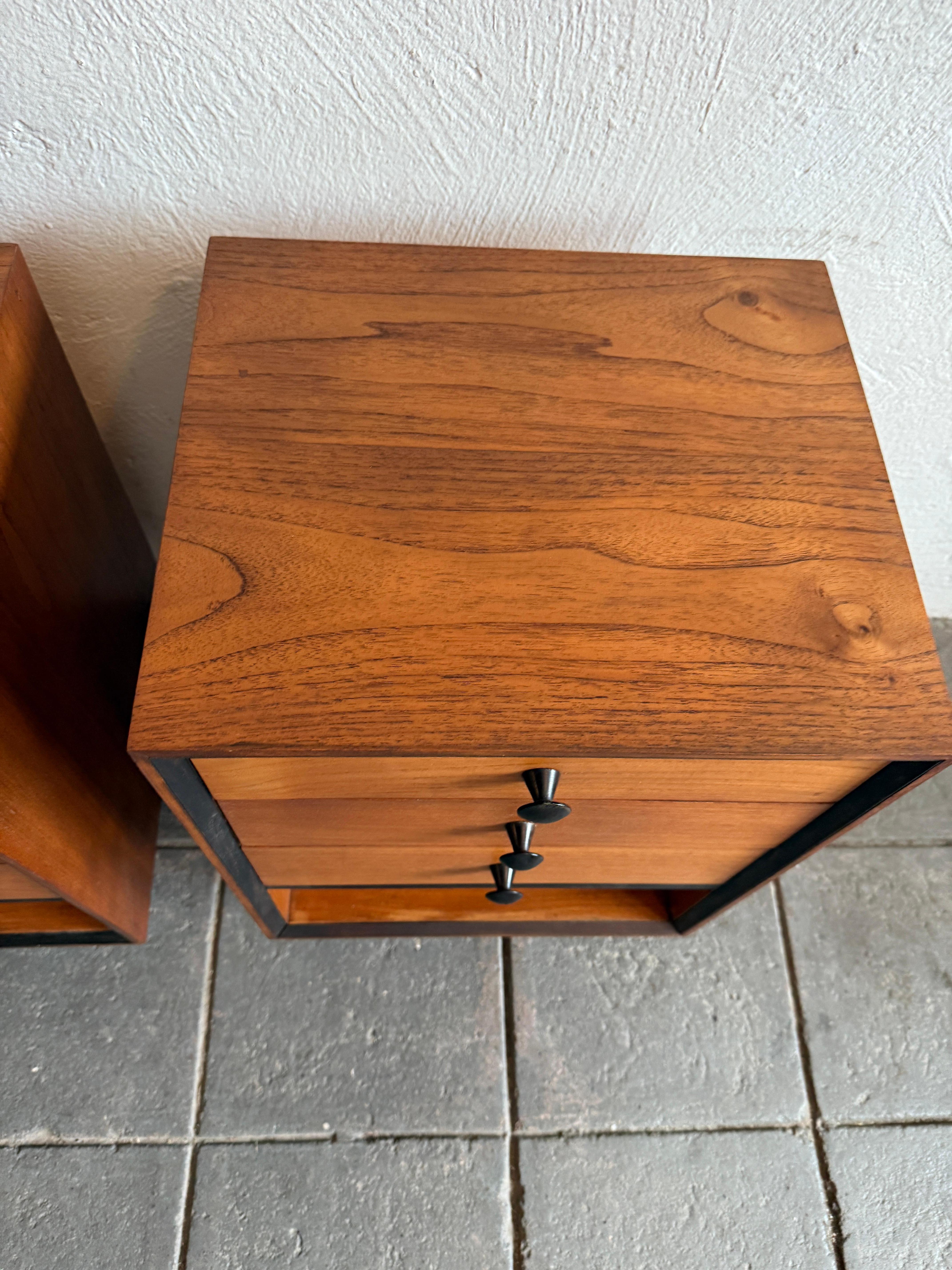 Mid century Danish modern narrow 3 drawer teak nightstands Danés en venta