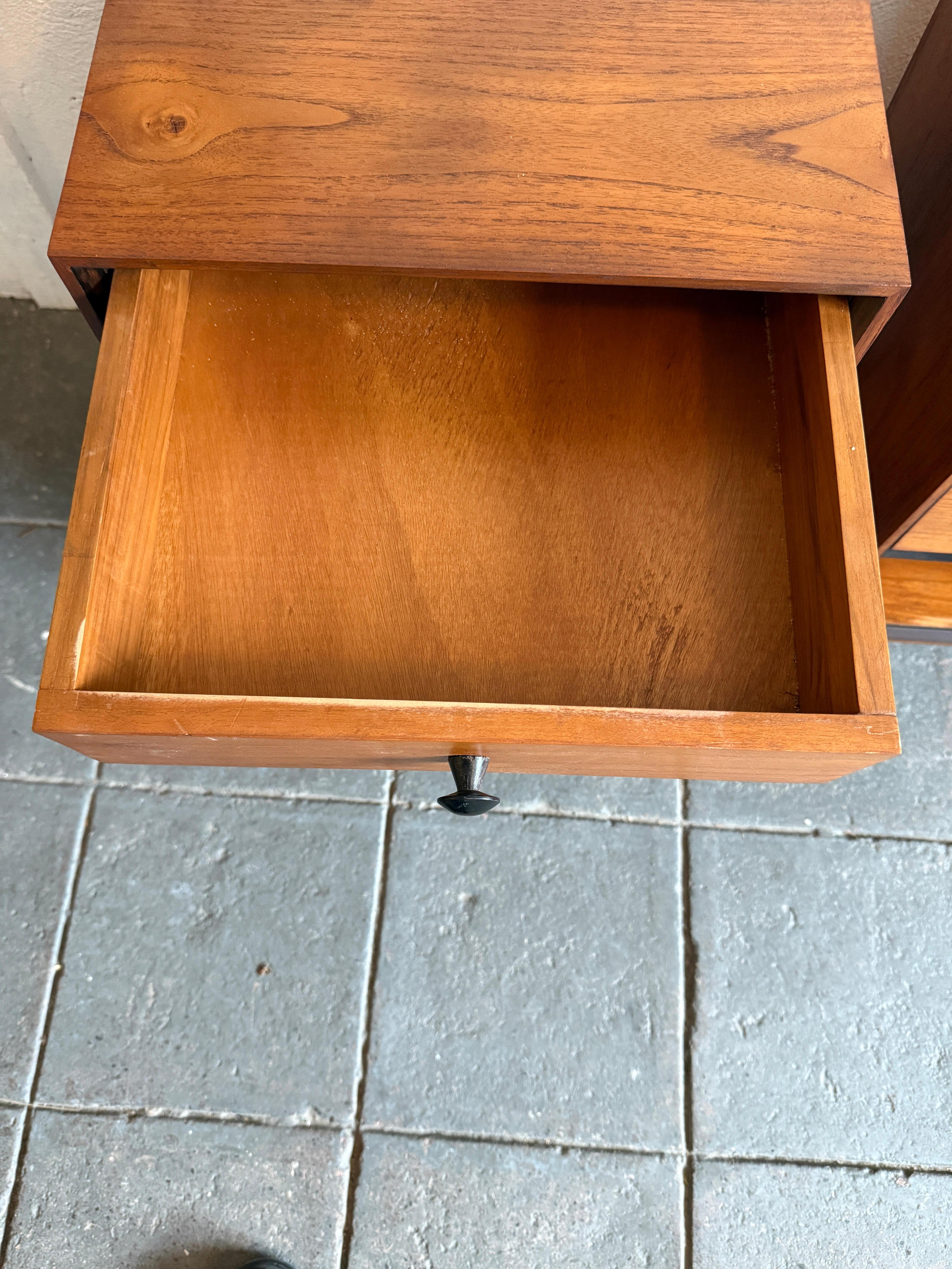 Mid century Danish modern narrow 3 drawer teak nightstands en Bueno estado para la venta en Brooklyn, NY